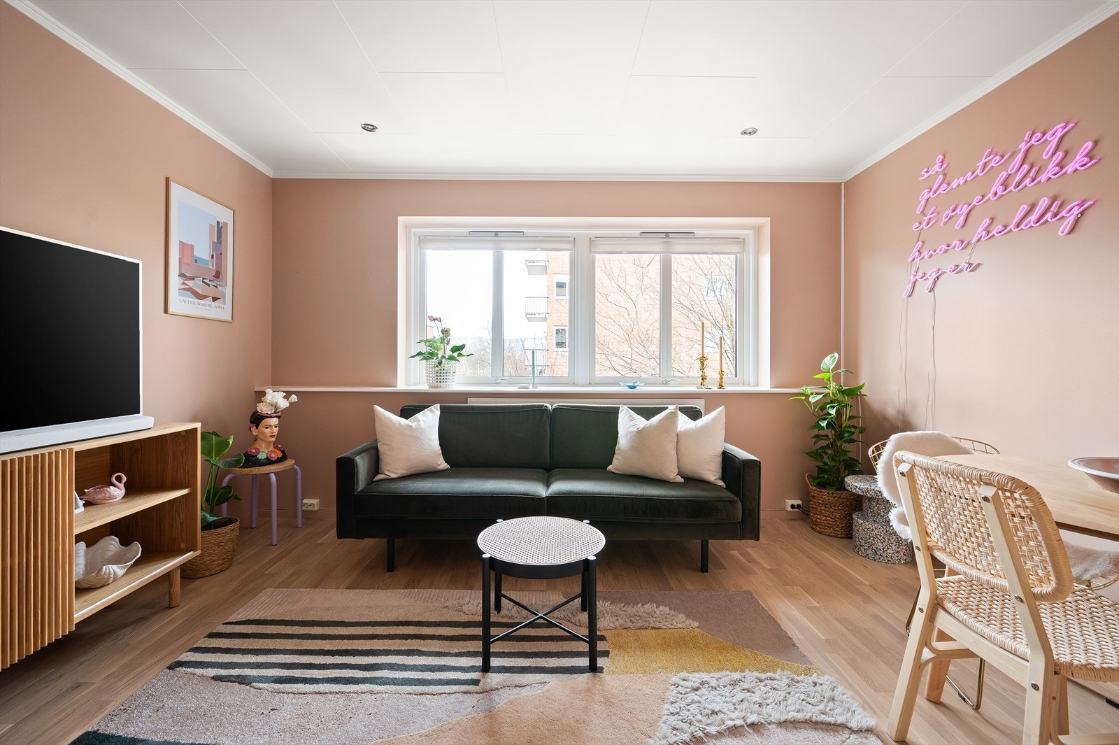 Vinduene gir godt med natulig lysinnslipp, samtidig som man er relativt skjermet for innsyn. Vinduer ble skiftet ut i 2014. Galleribilde