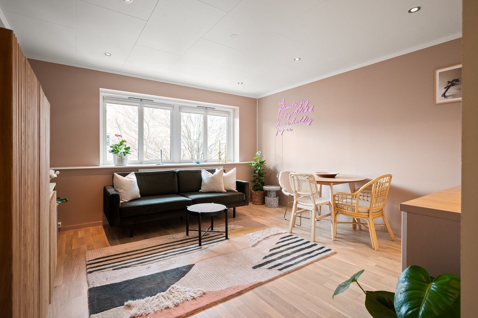 Leiligheten holder en innbydende standard med veggflater malt i en moderne fargepalett. Galleribilde