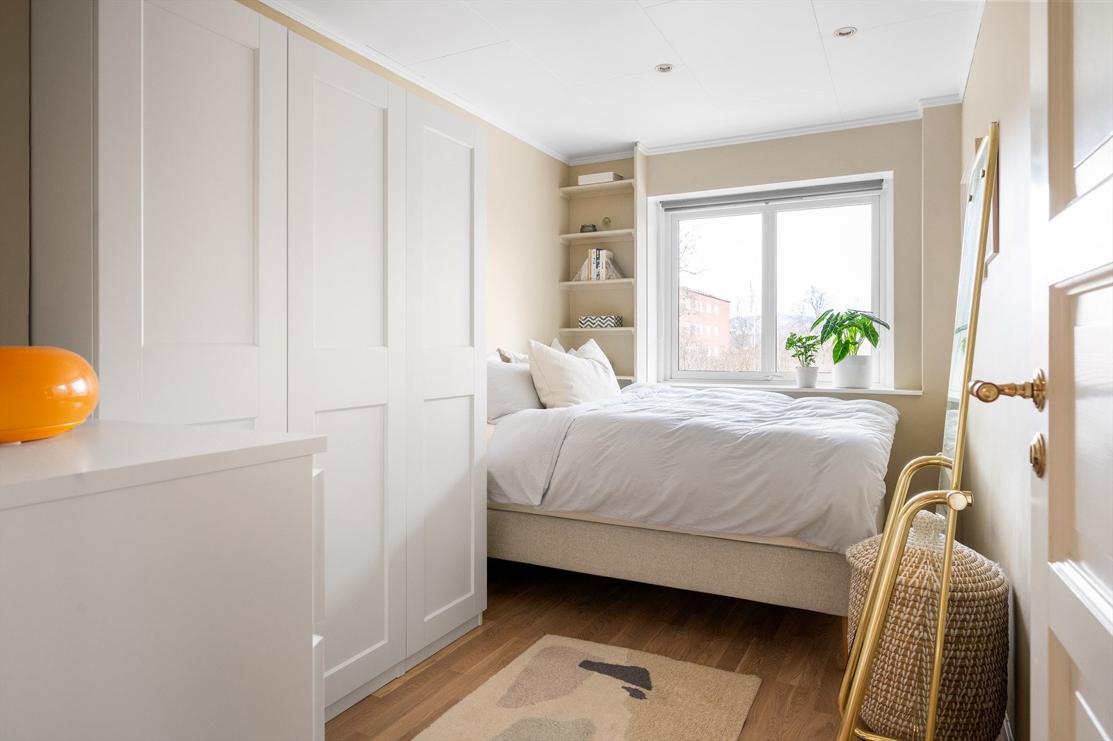 Fra entréen tar man seg videre inn til det delikate soverommet. Galleribilde