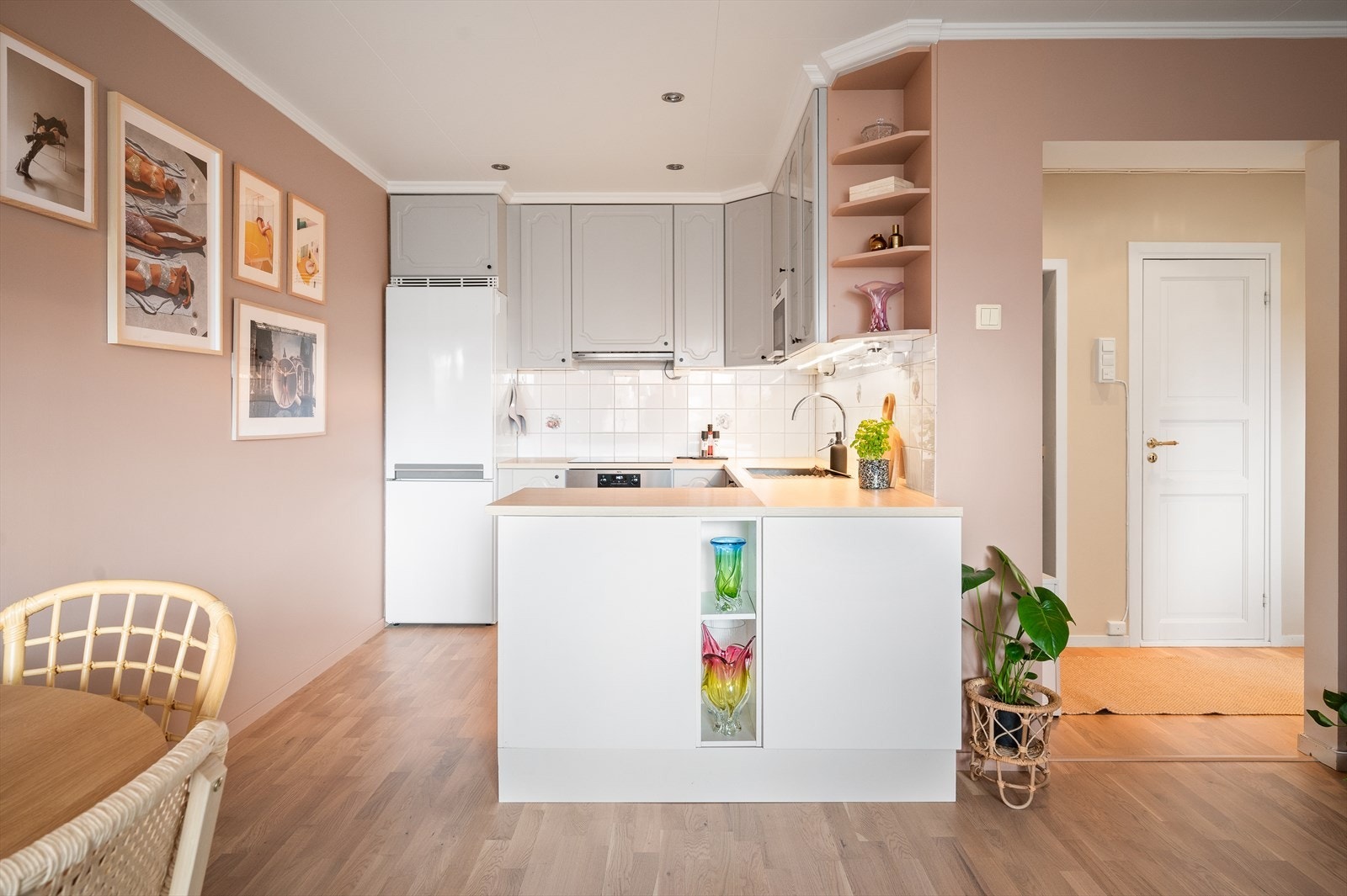 Kjøkkenet er velutnyttet og byr på godt med både skap- og benkeplass, hvorpå kjøkkenøyen definerer et naturlig skille mellom stue og kjøkken. Galleribilde