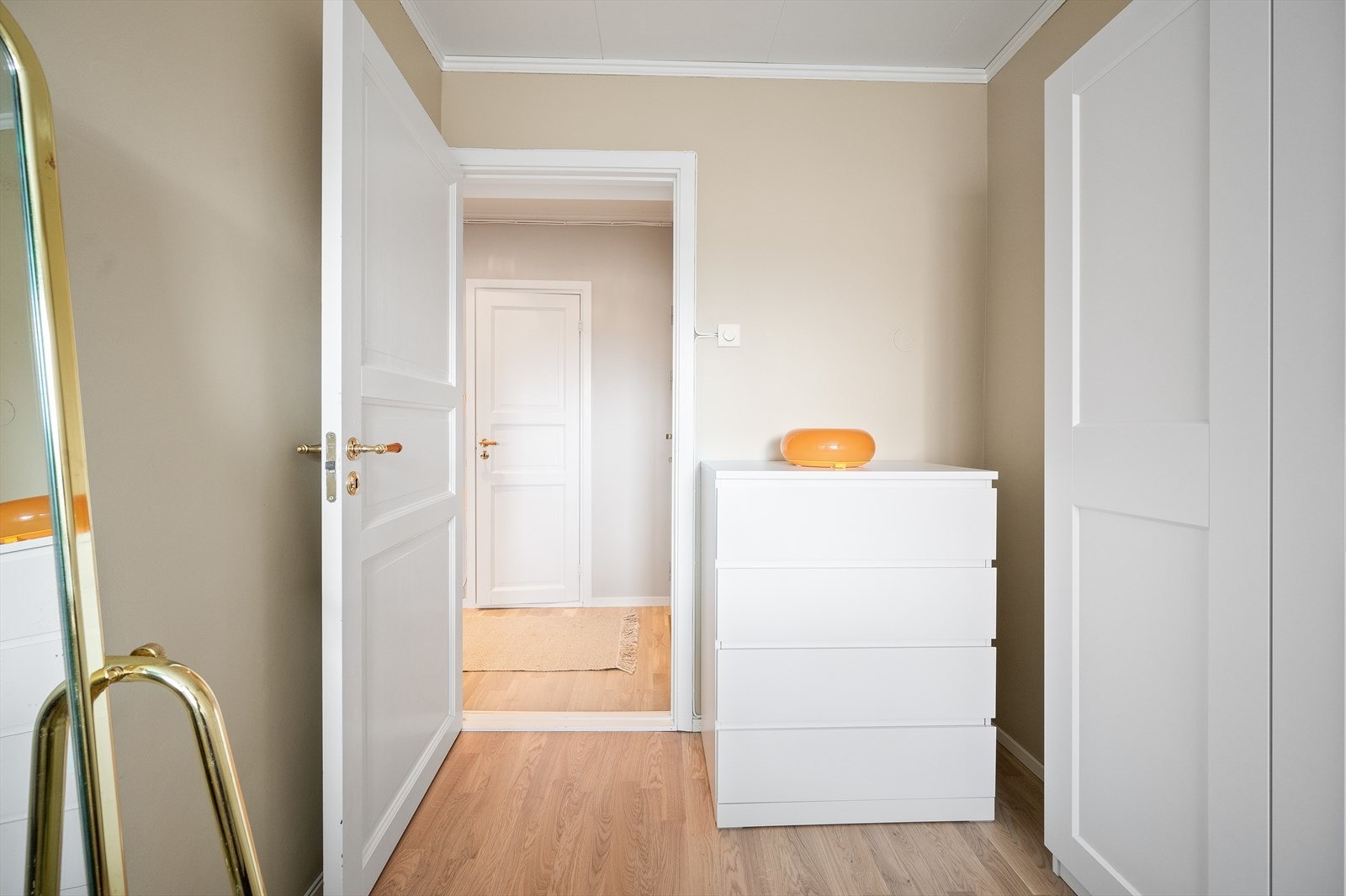 Veggflater malt i en behagelig beigefarge. Galleribilde