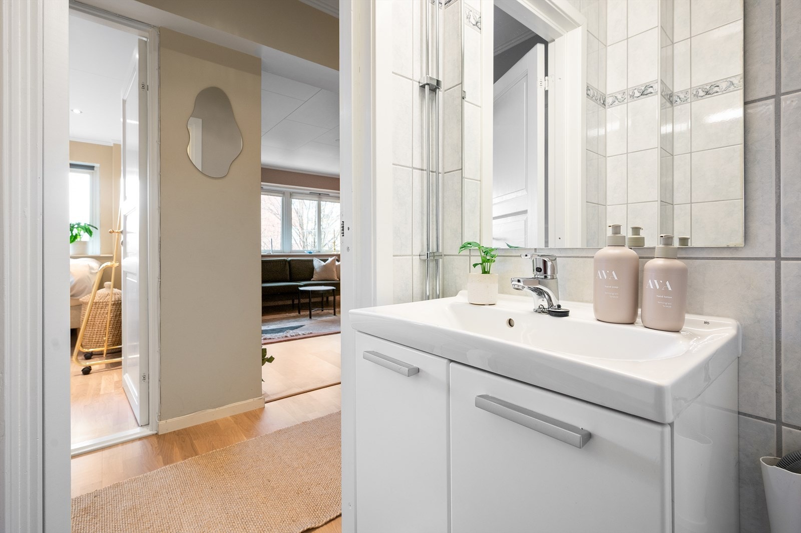 Sett fra badet mot entré og videre inn til soverom og stue. Galleribilde