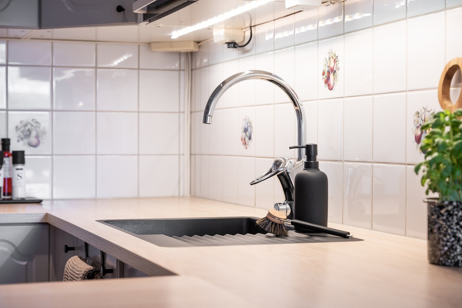 Innredningen er fra 2005, men modernisert i nyere tid med blant annet ny benkeplate og kum. Galleribilde