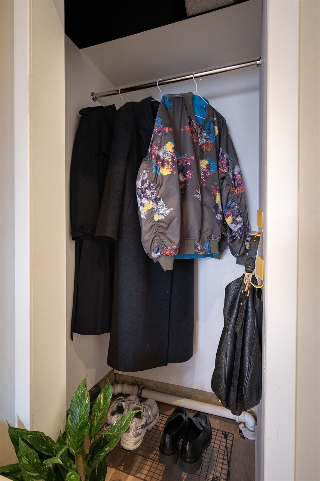 Praktisk nisje med garderobestang. I tillegg disponerer leiligheten en kjellerbod på ca. 4 m2. Galleribilde