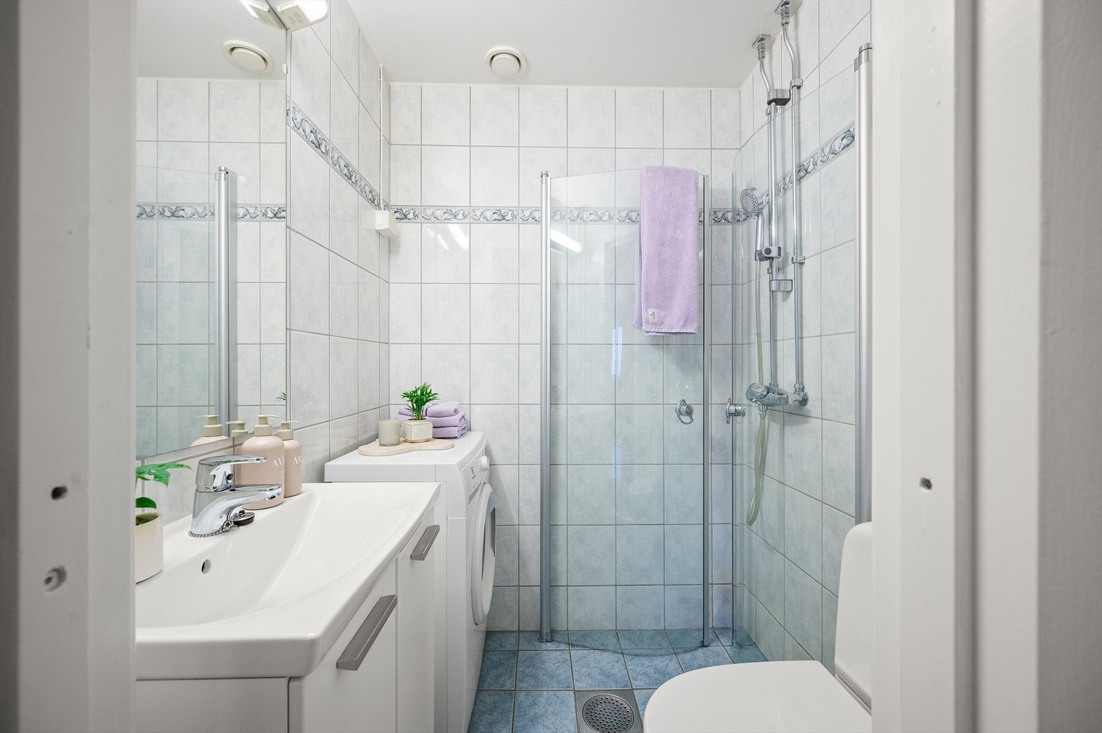 Like ovenfor soverommet, tar man seg videre inn til badet. Galleribilde