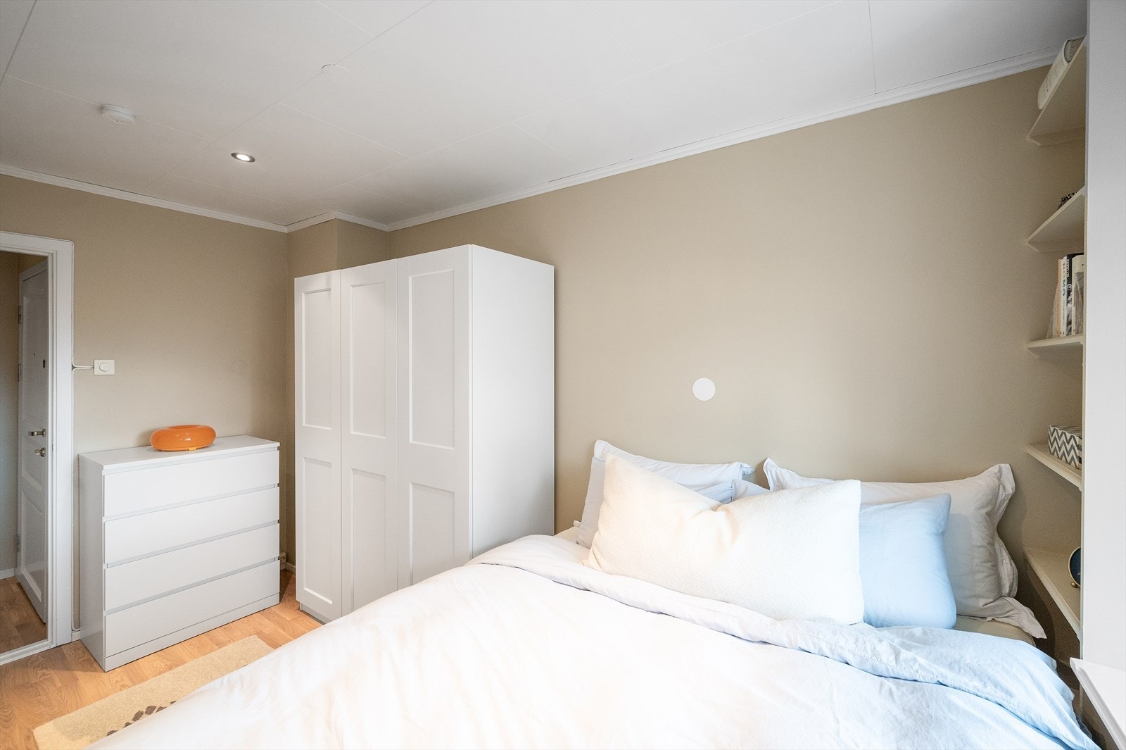 Her er det god plass til stor seng og klesoppbevaring. Garderobeskap medfølger. Galleribilde