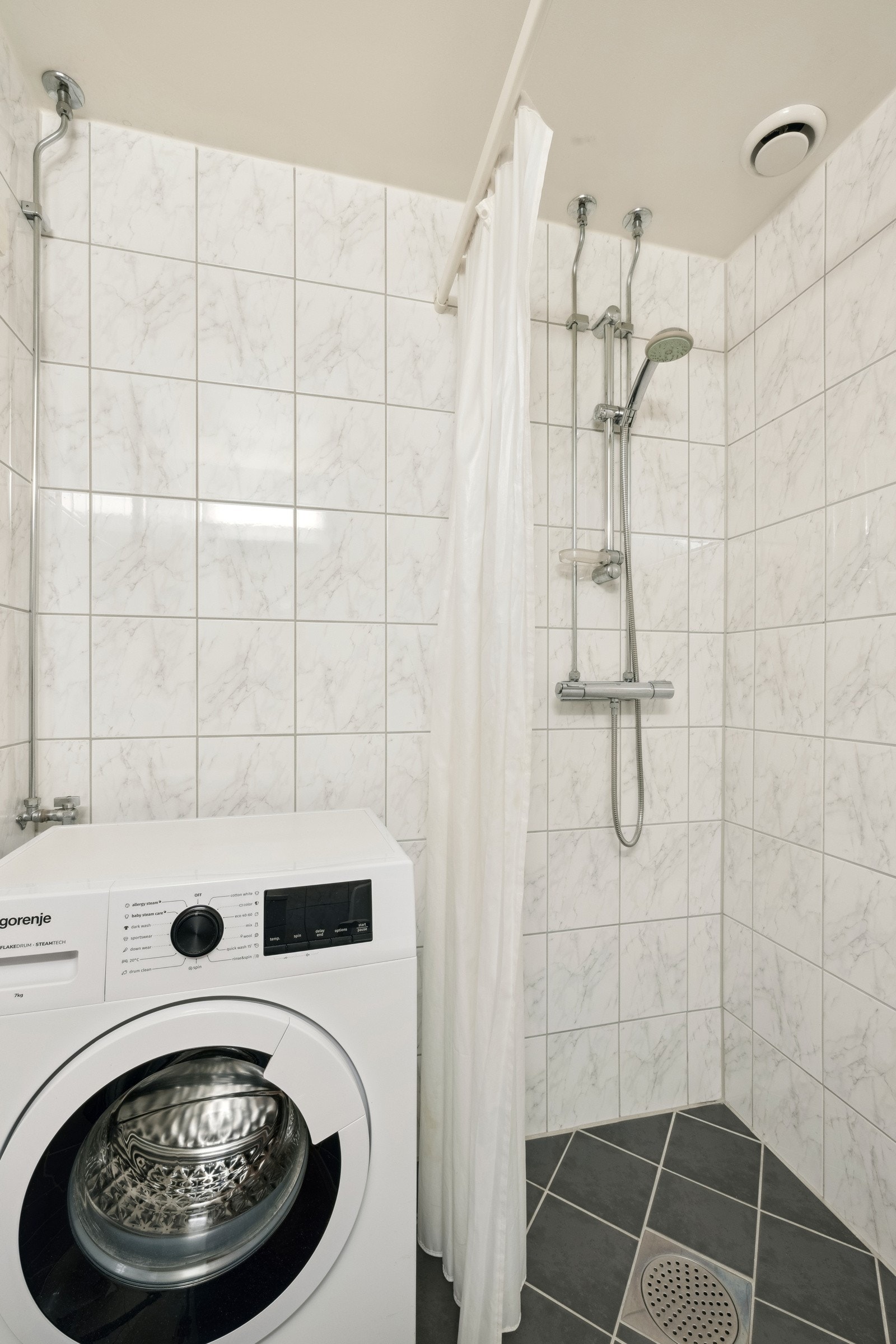 Badet har opplegg for vaskemaskin. Galleribilde