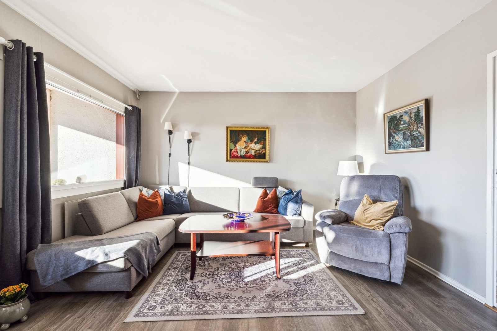 Romslig stue med gode møbleringsmuligheter Galleribilde