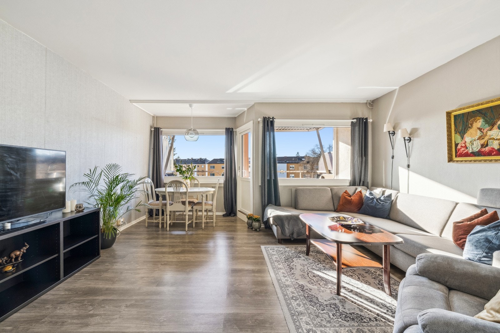 Velkommen til denne lekre utsiktsleiligheten i Oppsalstubben 2B! Presentert av Birgitte Græsholt ved OBOS Eiendomsmeglere! Galleribilde