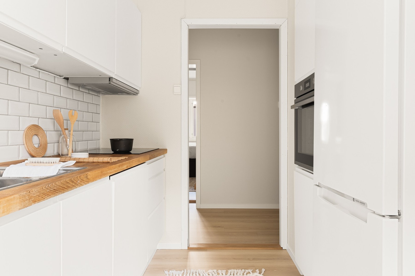 Integrerte hvitevarer består av stekeovn, platetopp, ventilator, vaskemaskin, samt kjøleskap. Galleribilde