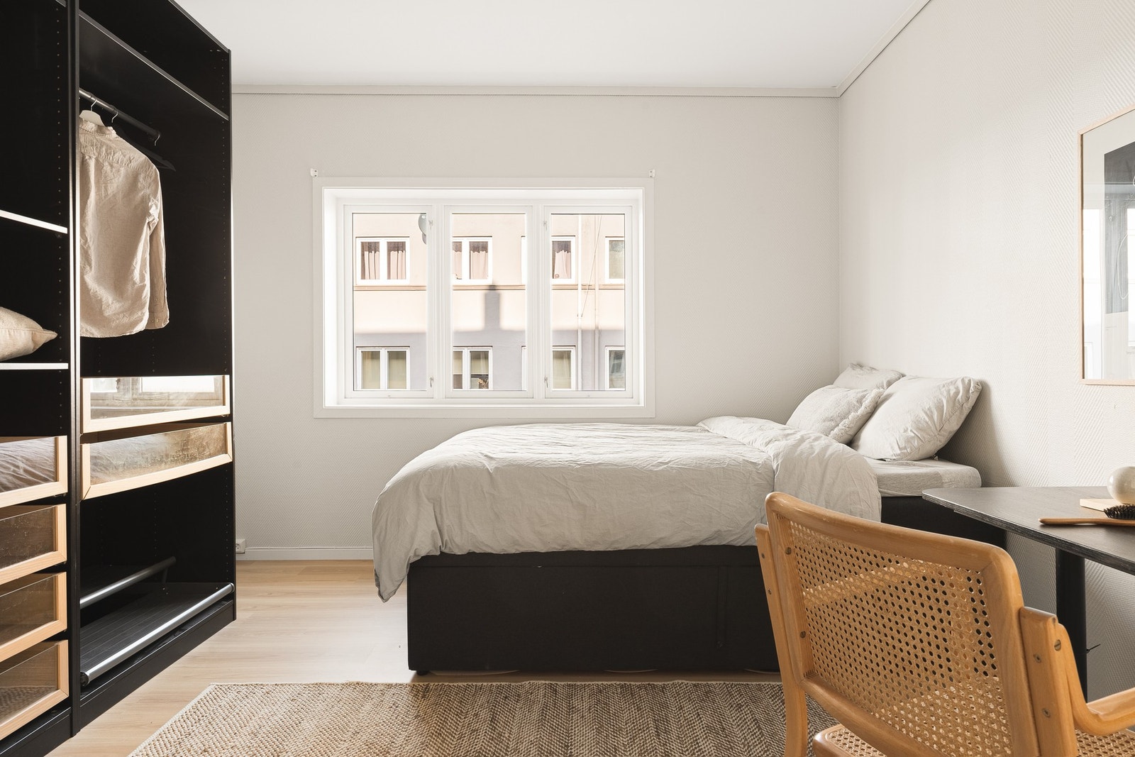 Leiligheten har videre to store soverom. Galleribilde