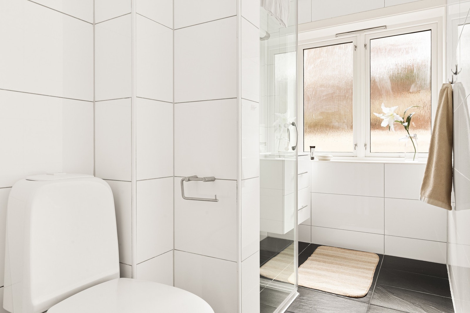 Tidløst helfliset bad med varmekabler i gulvet. Galleribilde