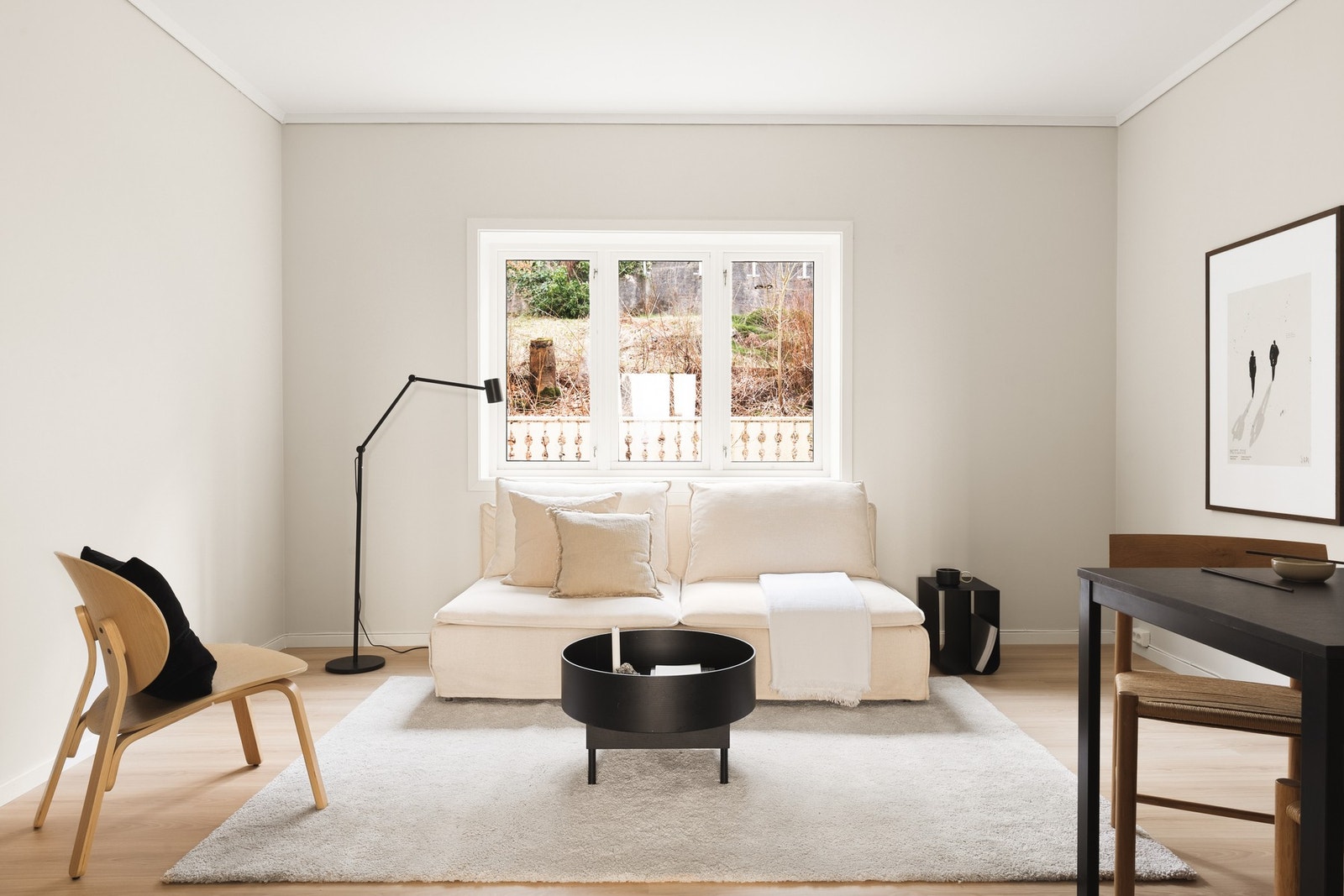 Det er god plass til å innrede med ønsket møblement i stue, som sofa, stoler, bord og tilhørende mediemøblement. Galleribilde