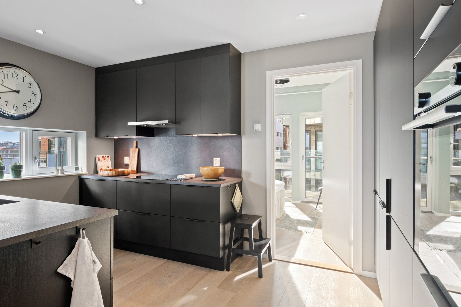 Kjøkkenet har smakfull innredning med stilrent og dempet design. Galleribilde