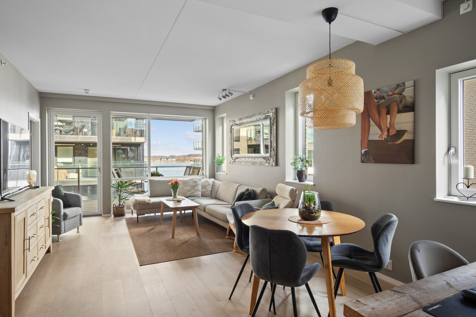 Stilren 3-roms med moderne standard fra 2021, 2 balkonger, nydelig sjøutsikt og ekstra takhøyde. Galleribilde