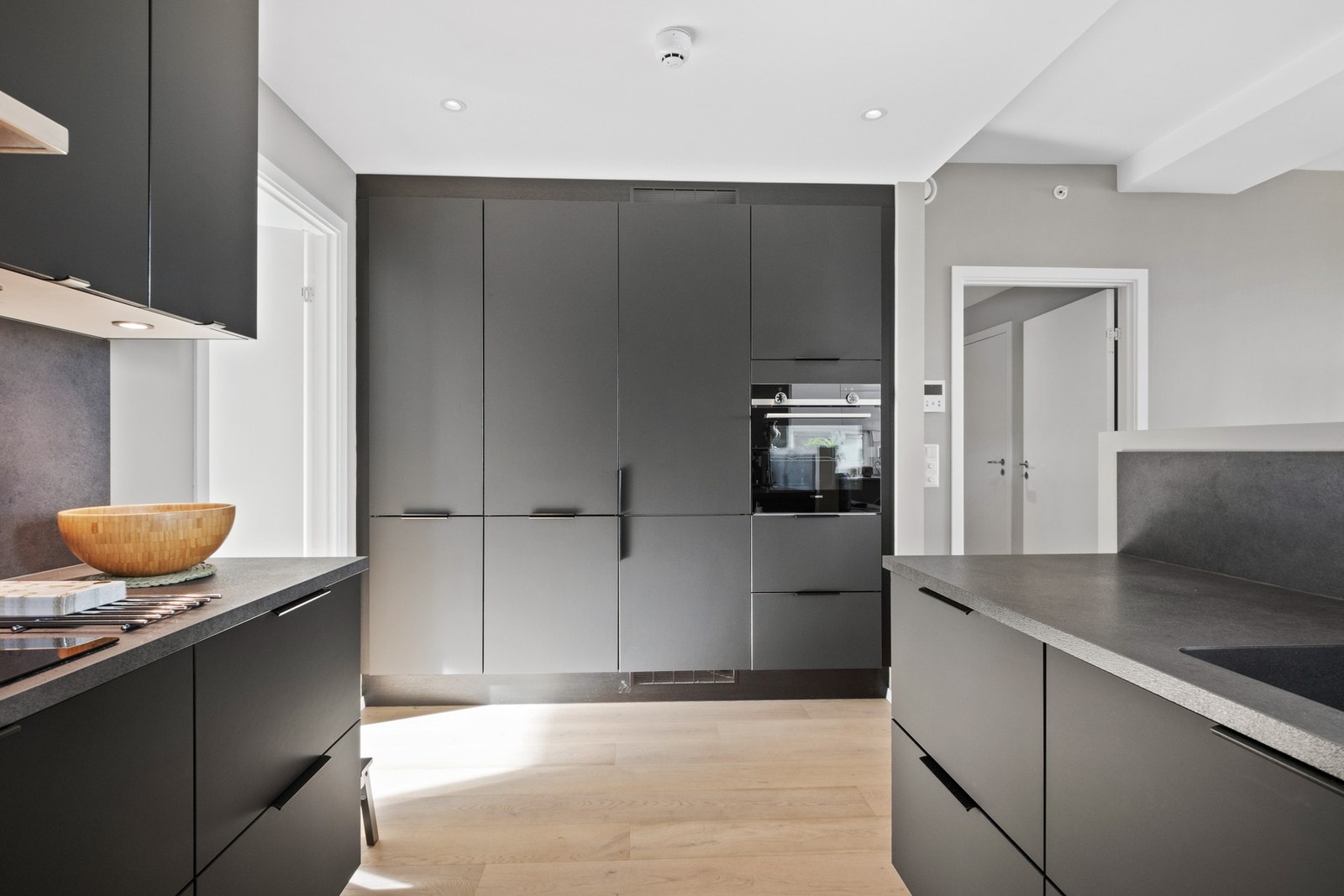 Videre er det integrerte hvitevarer i form av stekeovn i høyskap, oppvaskmaskin og kjøl/frys. Vannstoppsystem og komfyrvakt er montert. Galleribilde