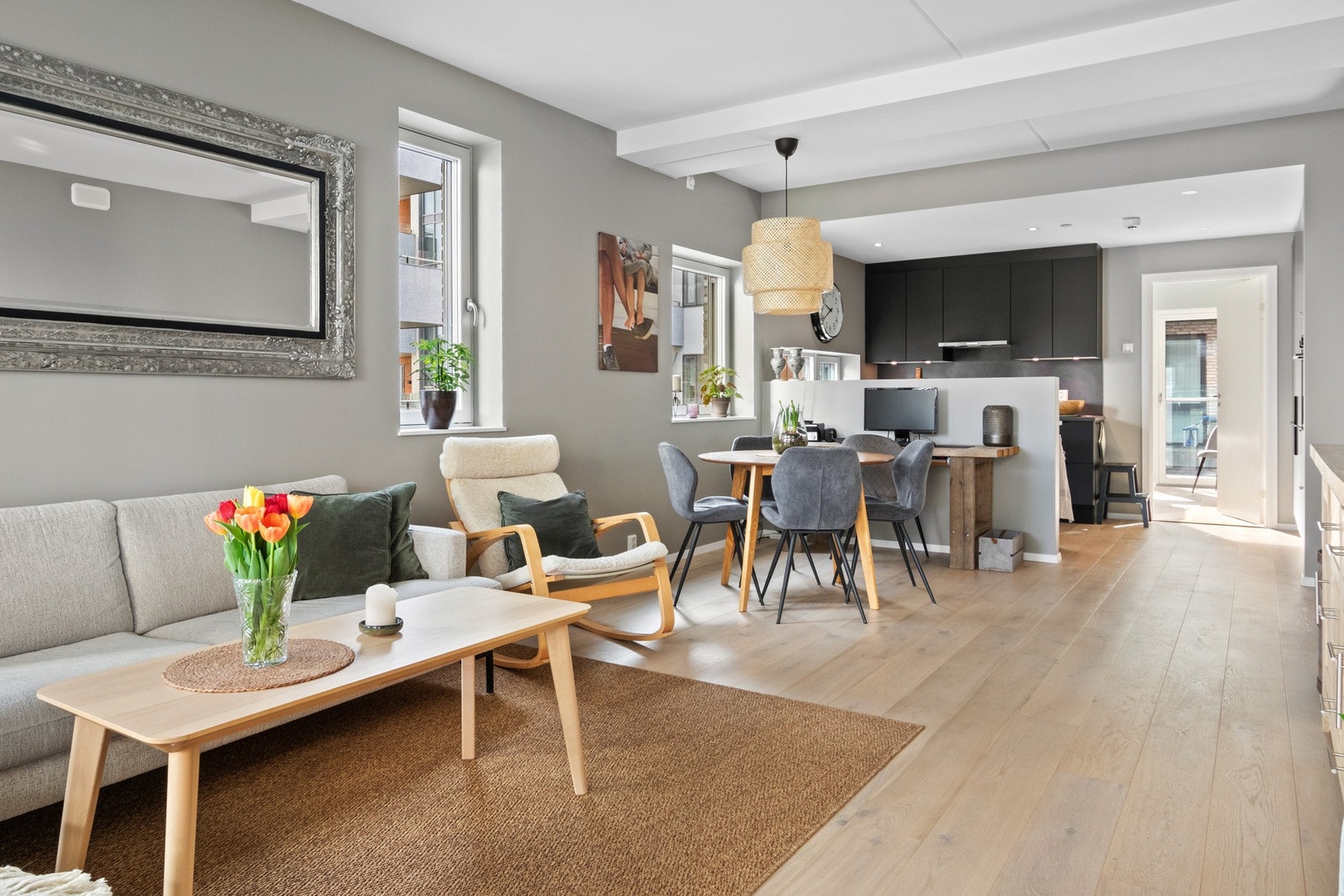 Leiligheten har ekstra takhøyde og oppleves som veldig romslig. Galleribilde