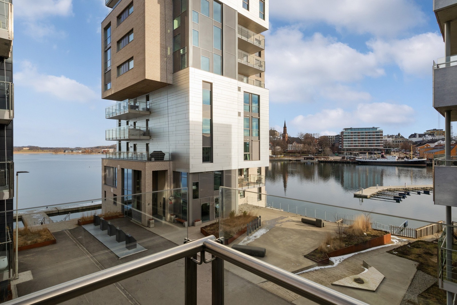 Stor overbygget balkong på ca. 18 kvm med nydelig utsikt. Galleribilde