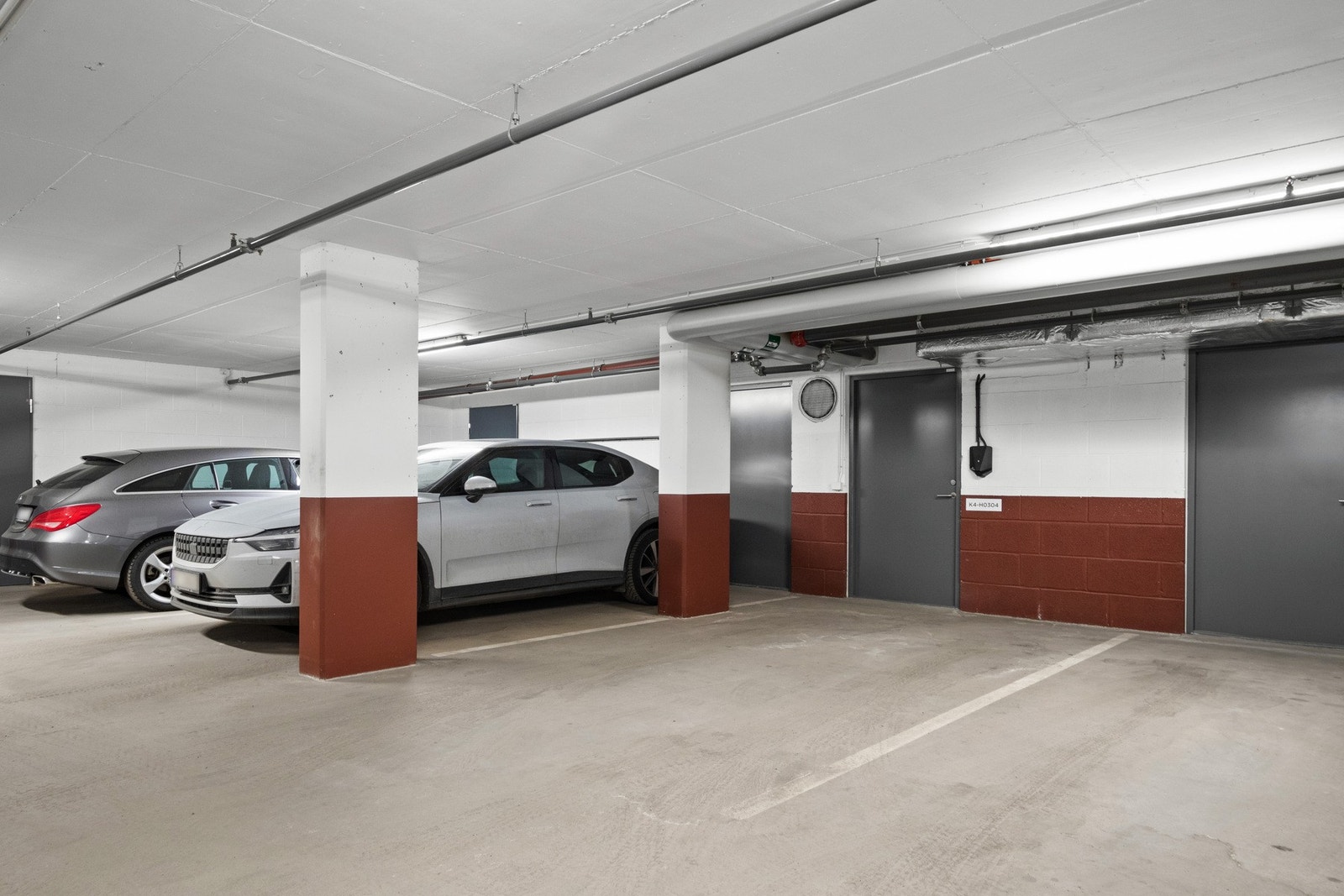 Det medfølger garasjeplass i kjeller med elbillader. Like bak parkeringsplassen finner du boden, tilhørende leiligheten. Galleribilde