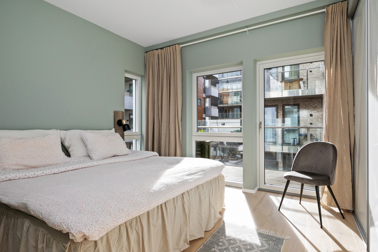 Leiligheten har to pene soverom med enstavs parkettgulv og slette, grønnmalte vegger. Galleribilde