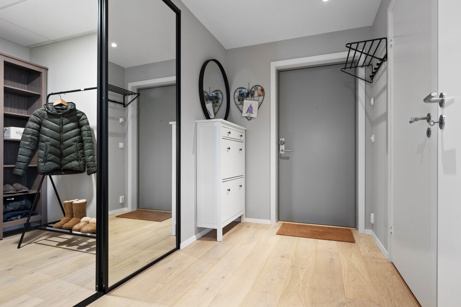 Inne venter en stor og innbydende entré med moderne overflater som gir et godt førsteinntrykk. Galleribilde