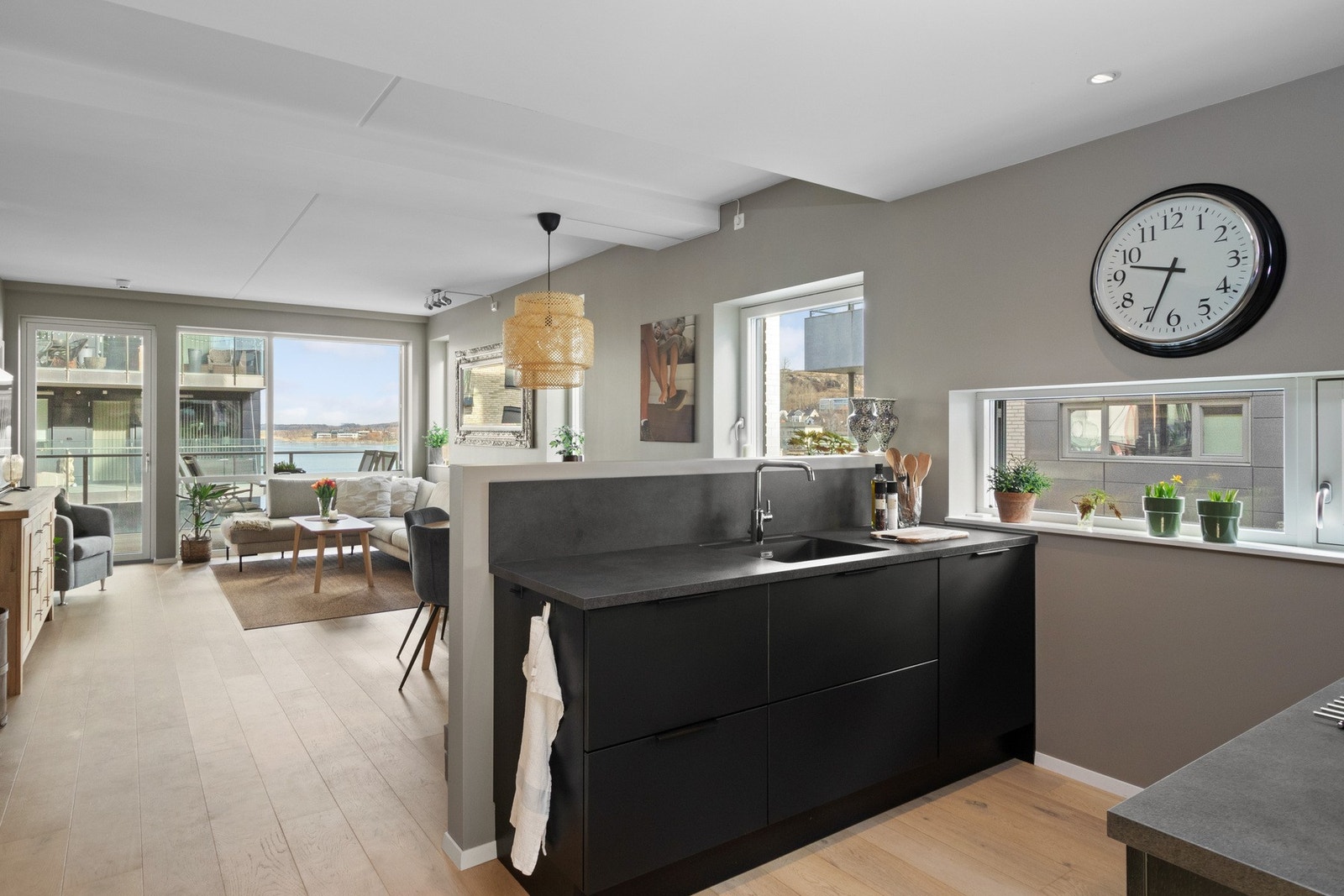 Innredningen byr på god arbeidsflyt med mye skap- og benkeplass. Galleribilde