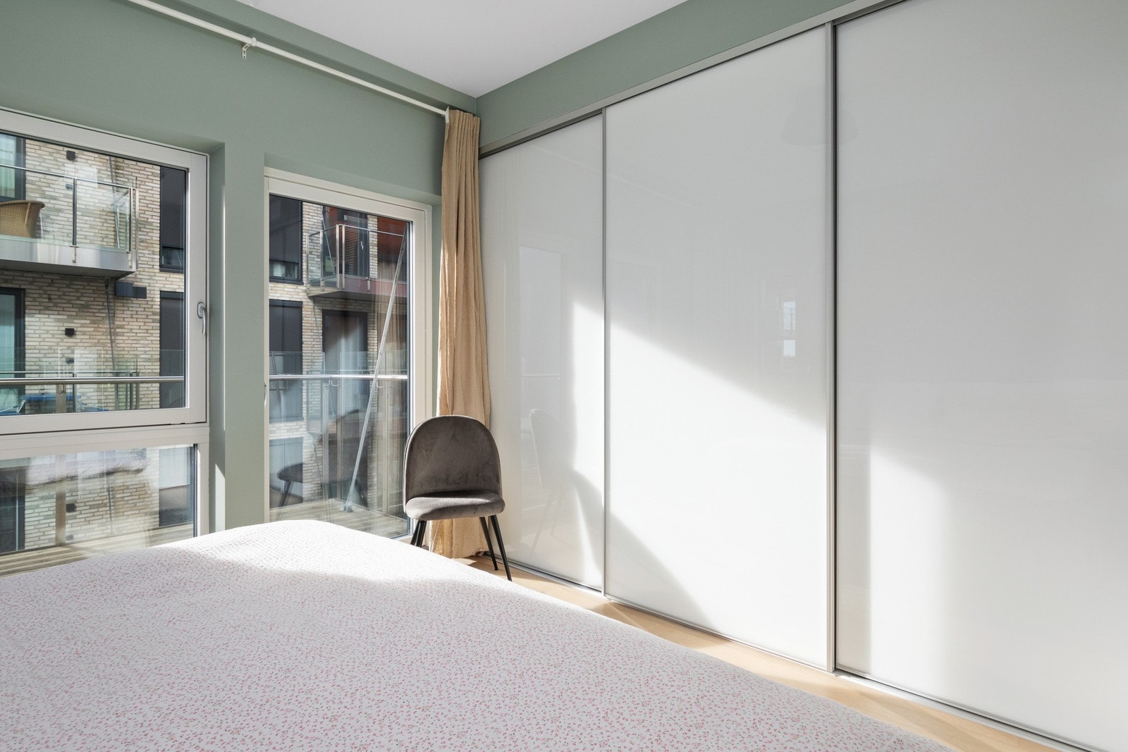 Hovedsoverommet skiller seg ut med ekstra god størrelse, plassbygd skyvedørsgarderobe og dør ut til en egen balkong på ca. 6 kvm. Galleribilde