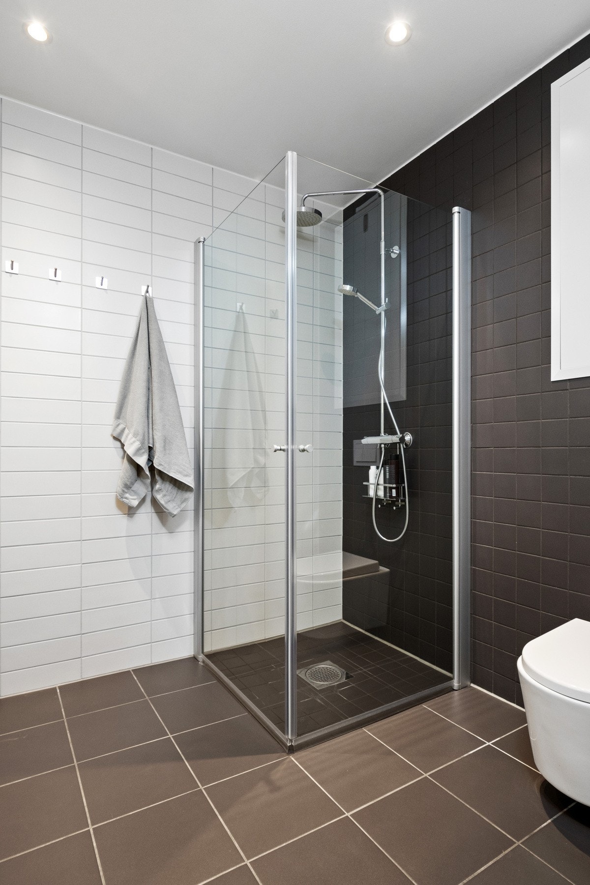 Dusjen har både regnfall og hånddusj, samt innfellbare dører i glass. Galleribilde