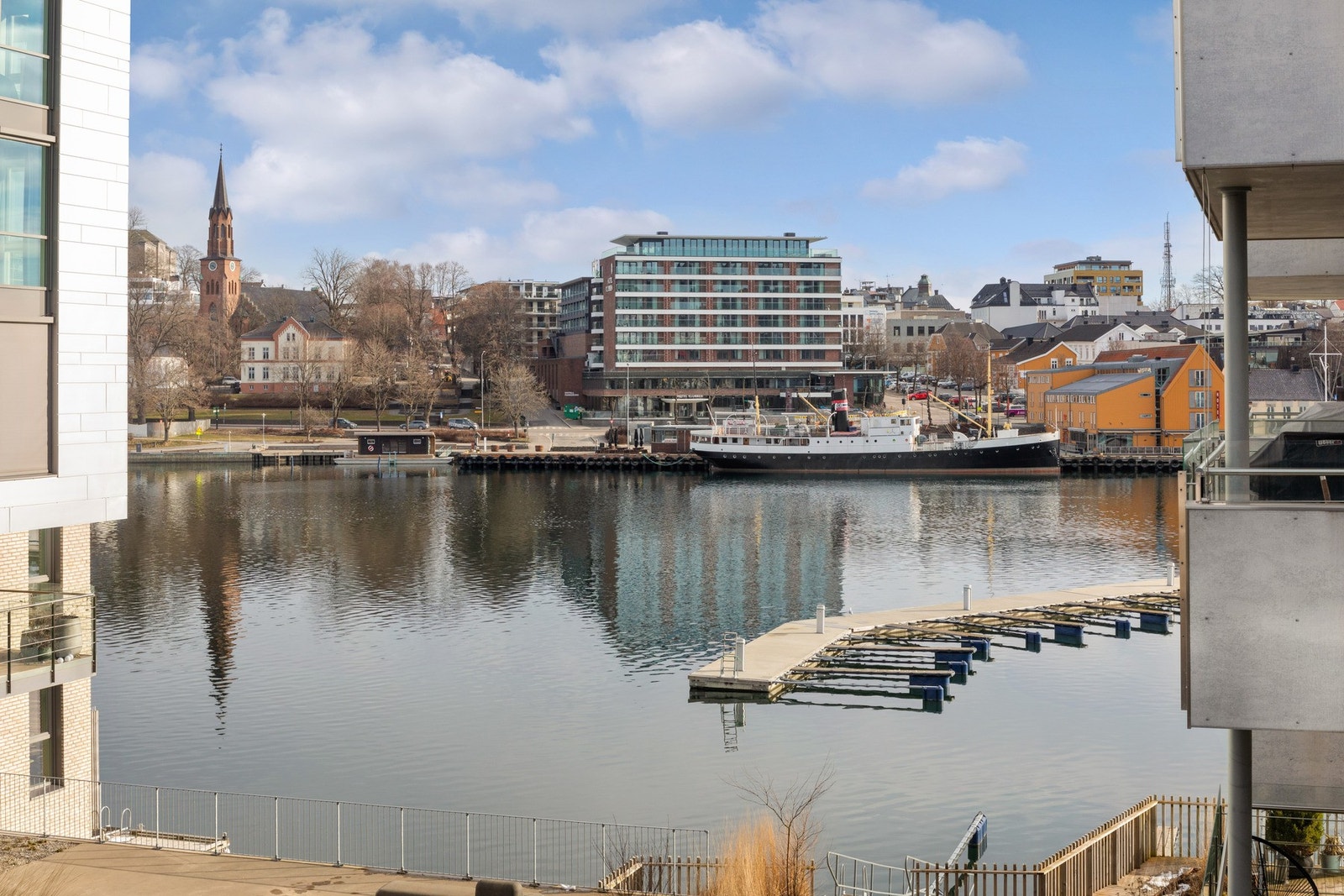 Leiligheten ligger perfekt til på Kaldnes ved sjøen. Galleribilde