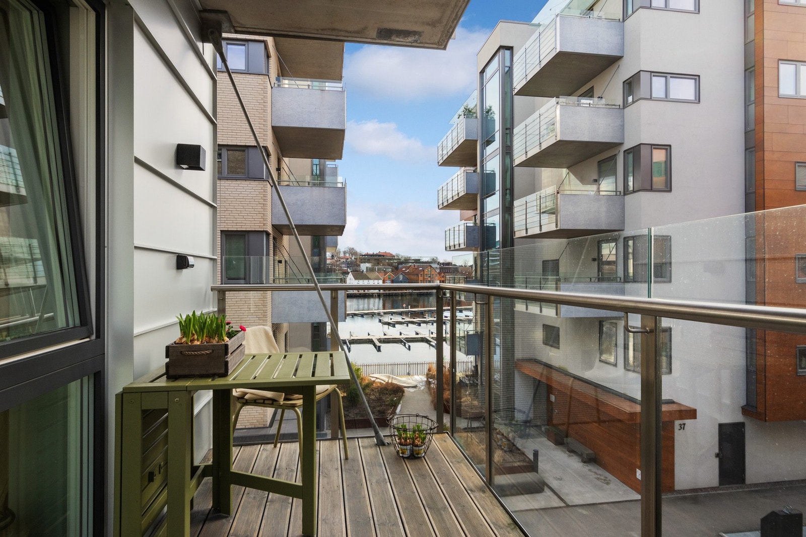 Balkongen vender mot sør og er en fin plass å starte dagen. Galleribilde