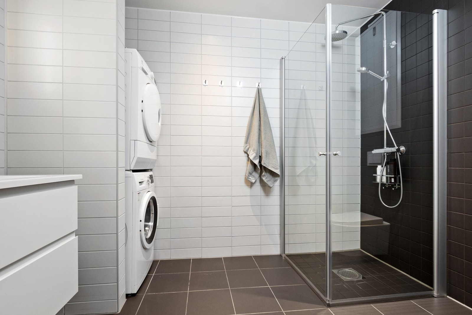 Innerst i rommet er det dusj og nisje med opplegg for vaskemaskin/tørketrommel i søyleløsning. Galleribilde