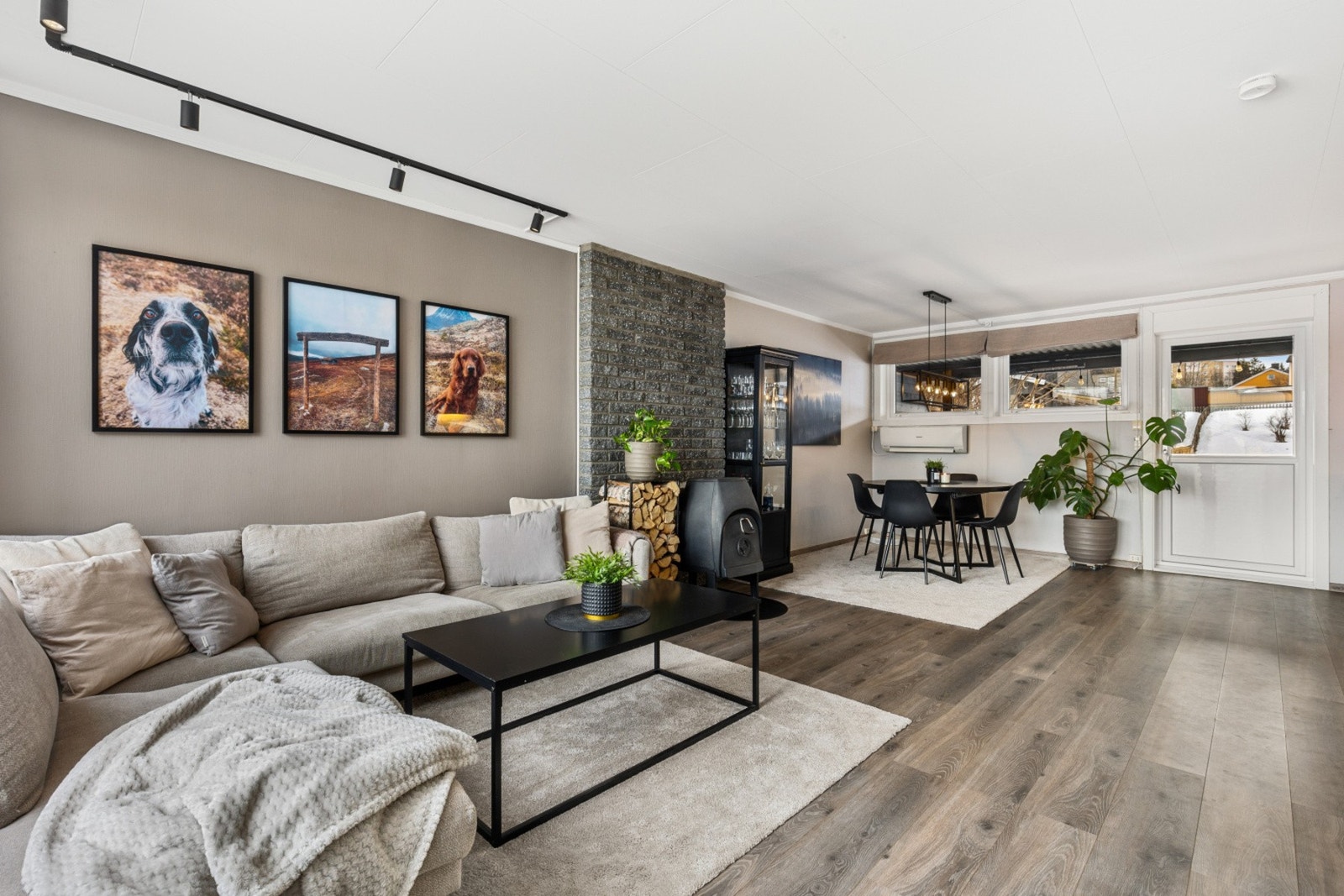 Rommer god plass til både sofagruppe og spisebord med tilhørende møblement Galleribilde