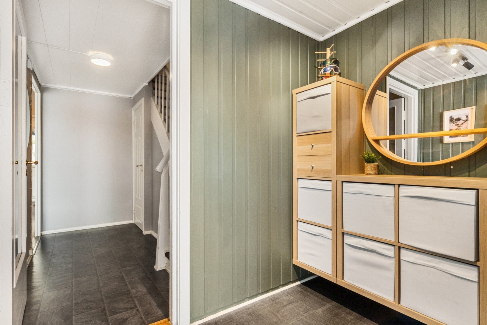 Første inntrykket er en lys og innbydende entré hvor du enkelt kan henge fra deg yttertøyet Galleribilde