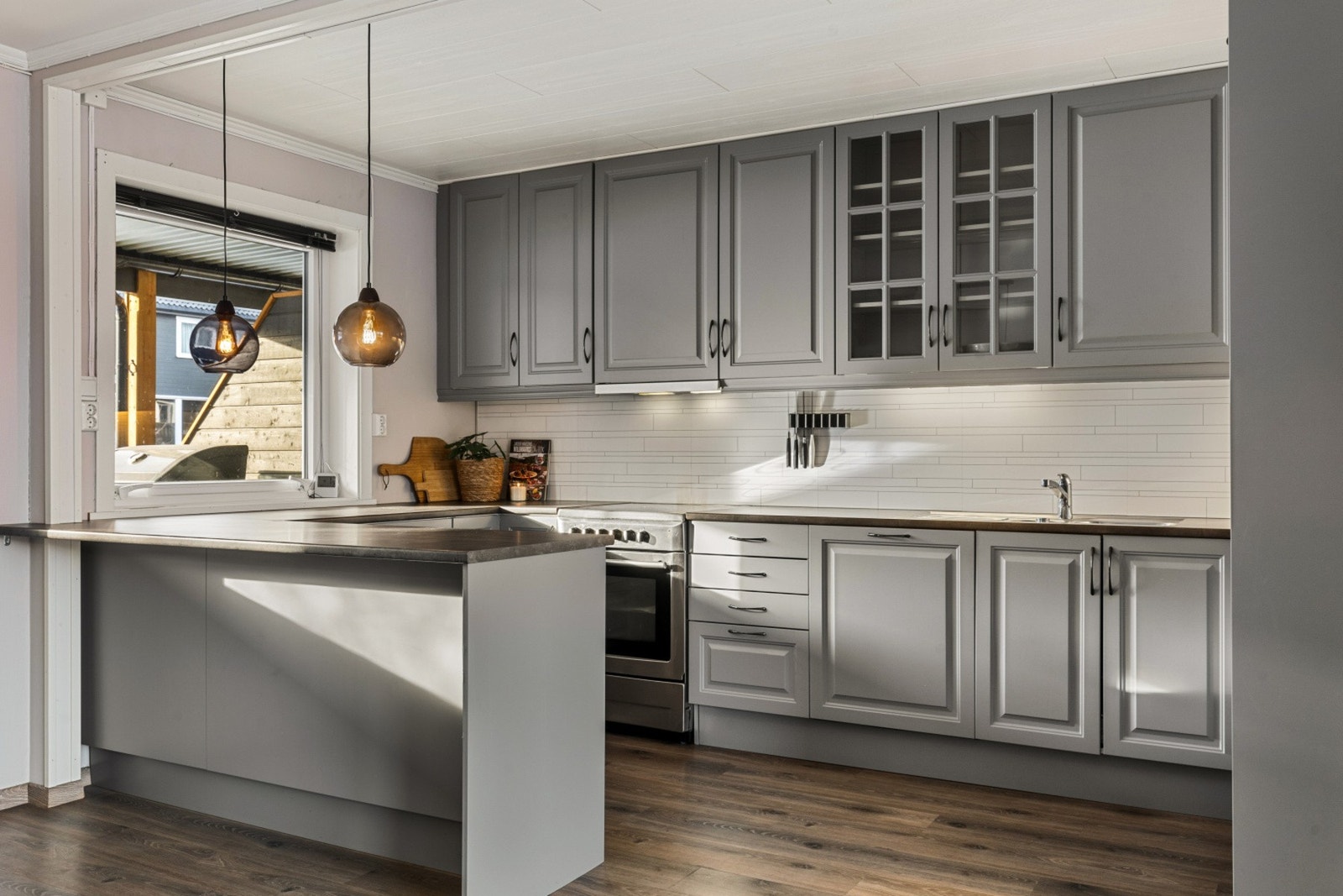 Flott kjøkken som har godt med skap og benkeplass Galleribilde