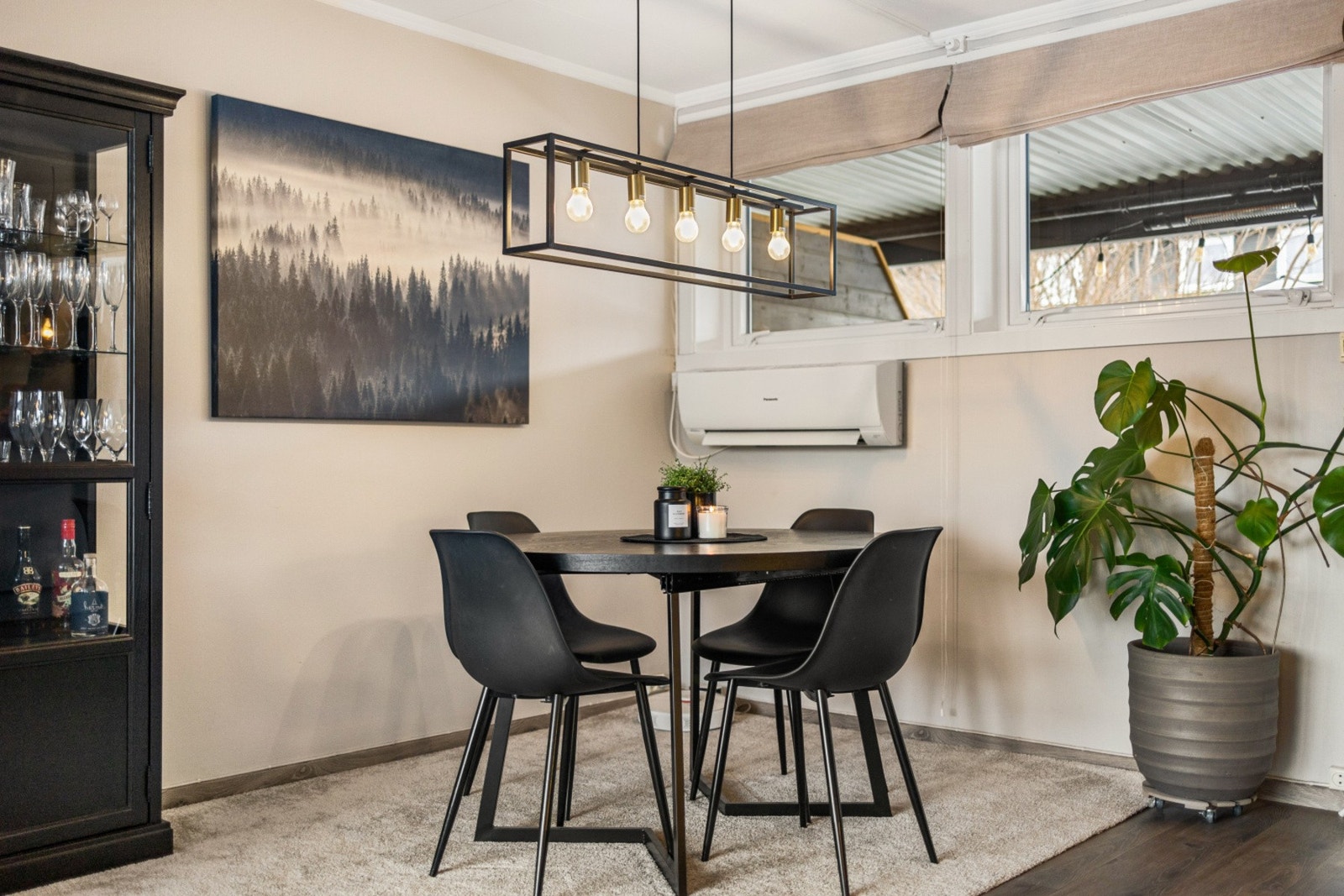 Med spiseplassen i direkte tilknytning til kjøkkenet gir rom for flere sosiale soner selv ved matlaging Galleribilde