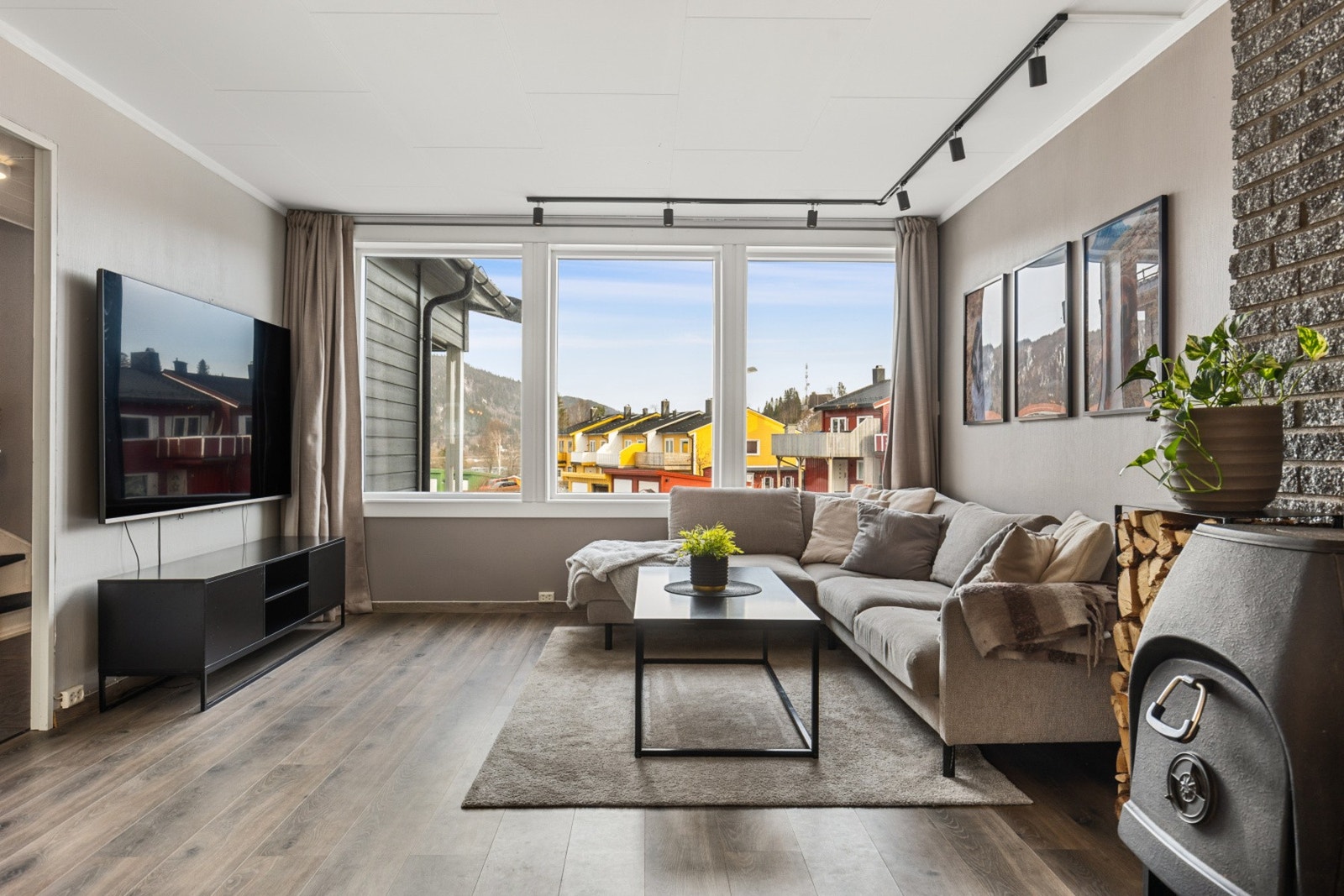 Vi tar oss videre inn til stuen | Stuen er av god størrelse med mye naturlig lys fra store vindusflater Galleribilde