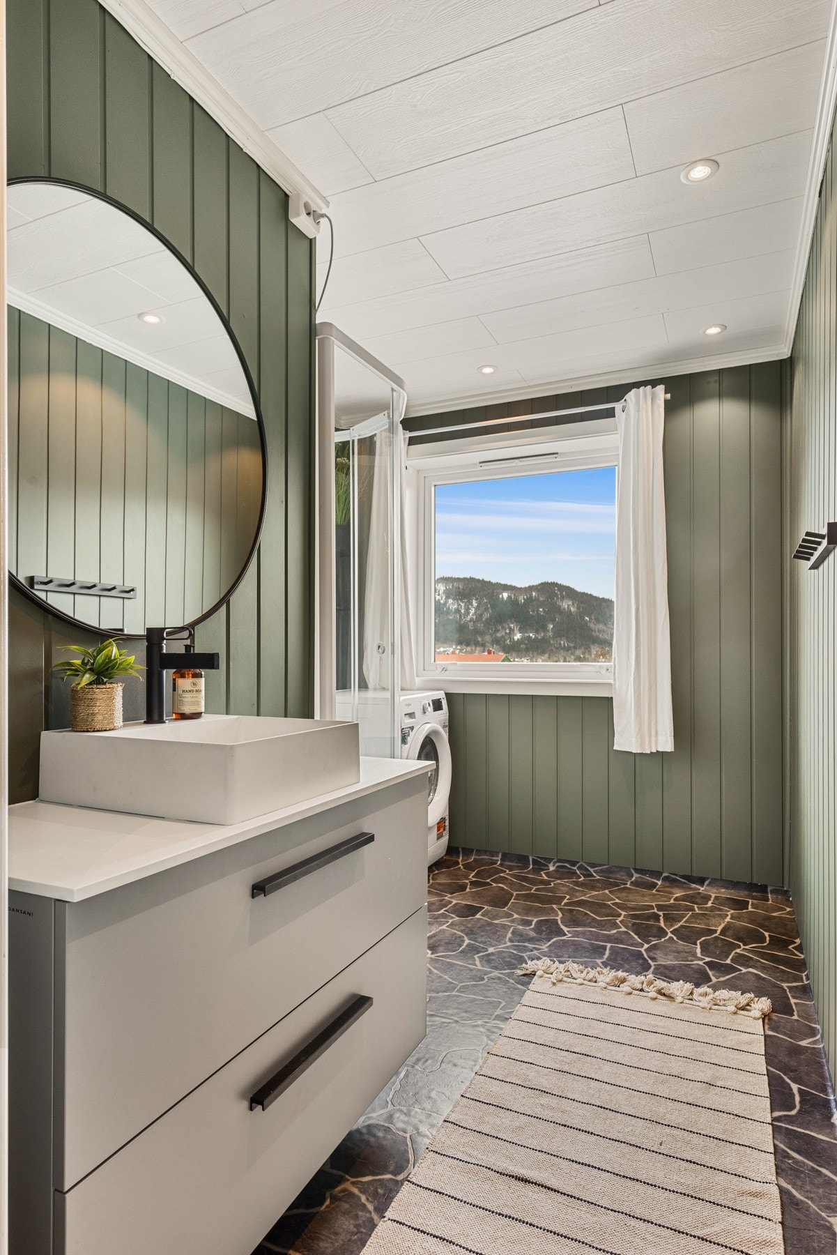 Pent baderom som holder et tidløst preg Galleribilde