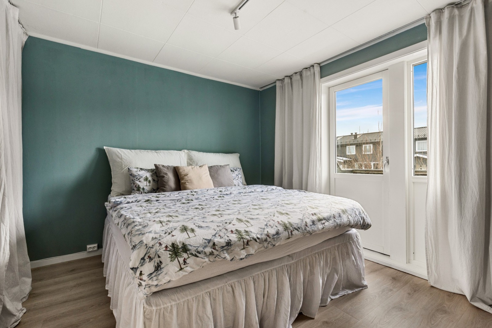 Hovedsoverommet | Rommet er av god størrelse og rommer plass til dobbeltseng, nattbord og garderobeløsning Galleribilde