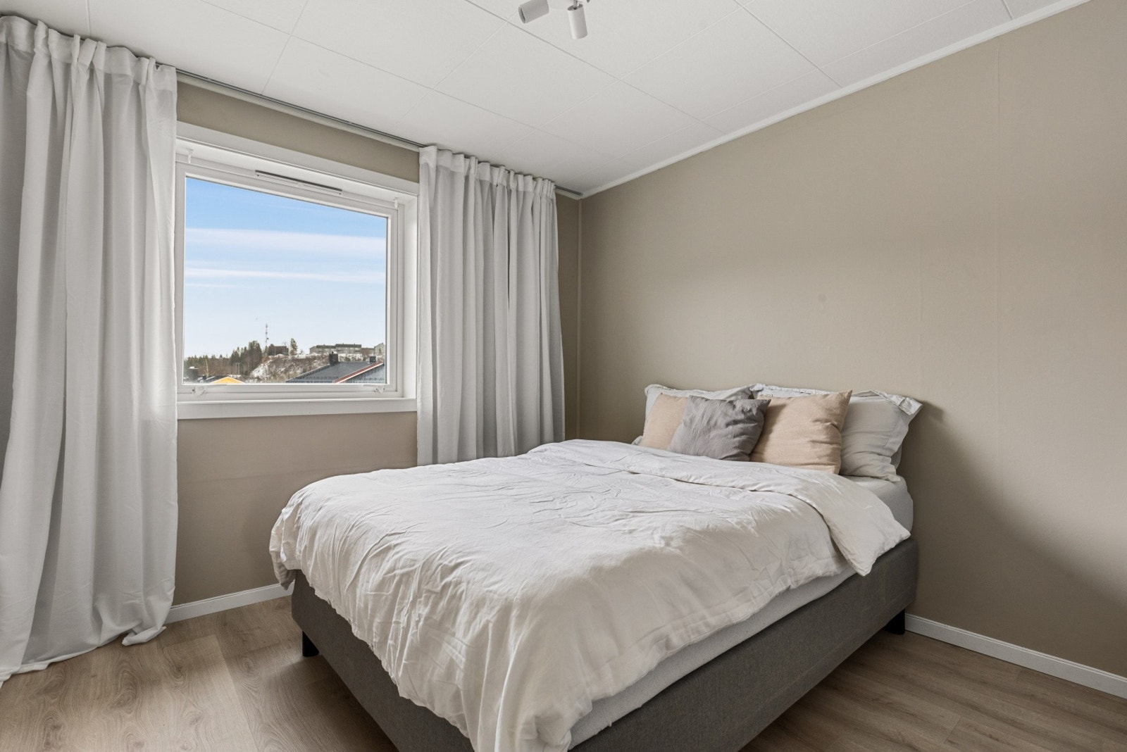 Boligens andre soverom er også av god størrelse med plass for dobbeltseng, nattbord og garderobeløsning Galleribilde