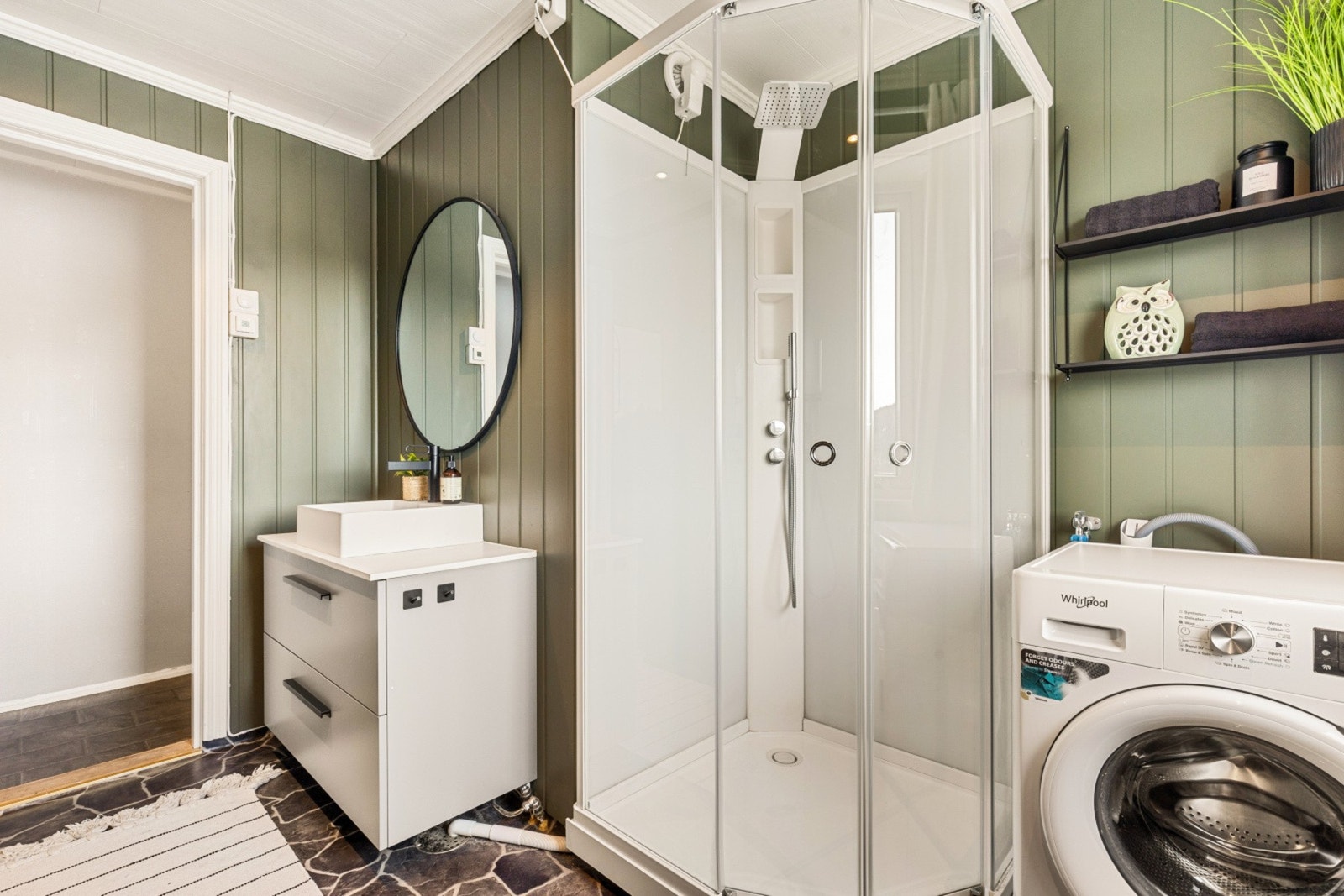 Baderommet er bestående av servant med underskuffer, dusjkabinett og opplegg for vaskemaskin Galleribilde