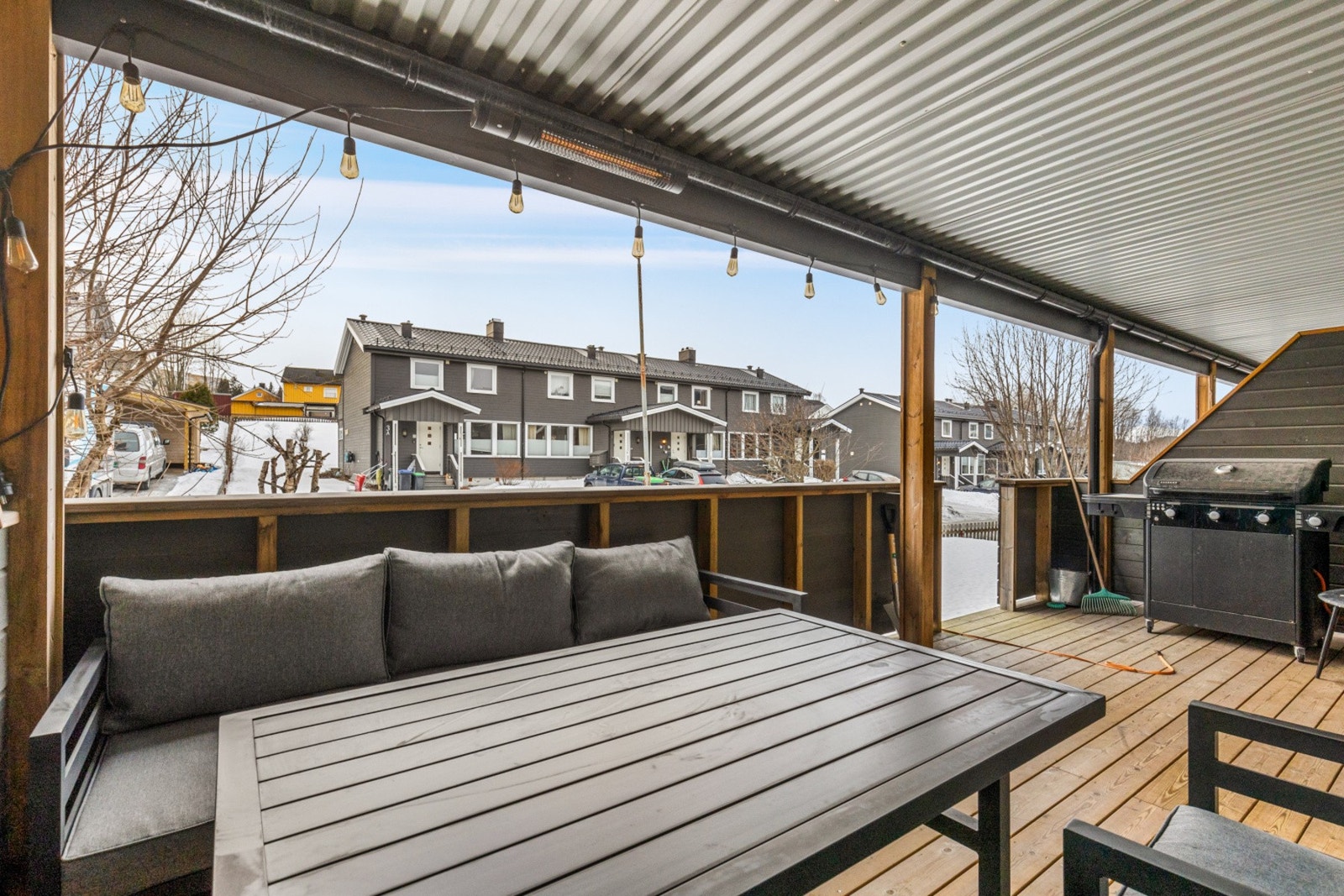 Den naturlige forlengelsen av stuen meg god plass til hyggelig sittegruppe og grill Galleribilde