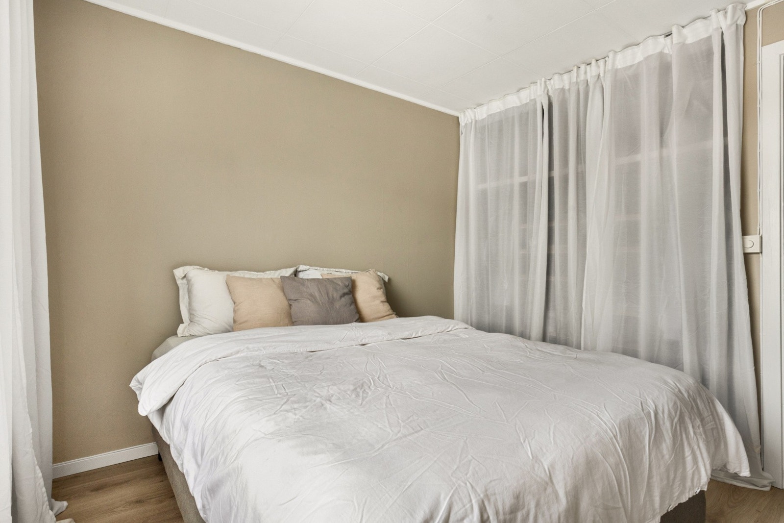 Rommet er malt i en lun og delikat farge Galleribilde