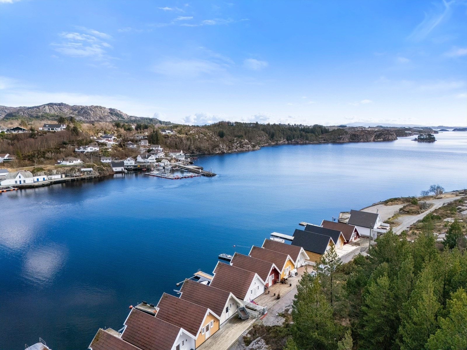 Like over fjorden ligger den gamle landhandelen på Steinsland Kai. Her er det åpent på sommerstid. Det er også kort vei til Glesvær og Glesvær Café og Catering hvor du kan nyte en god kopp kaffe eller middag Galleribilde