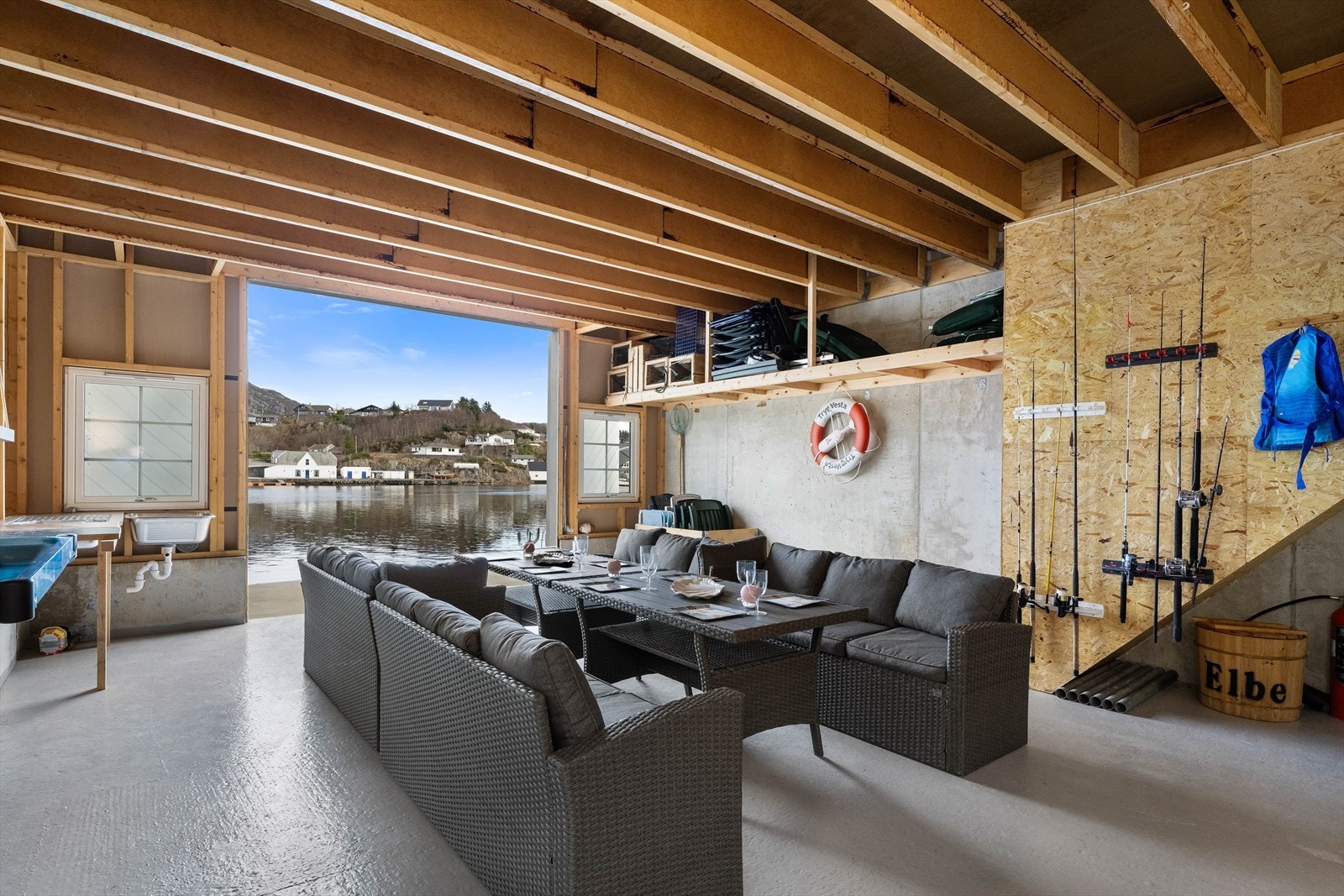 Gulvet er behandlet med Epoxy og er dermed enkelt å rengjøre Galleribilde