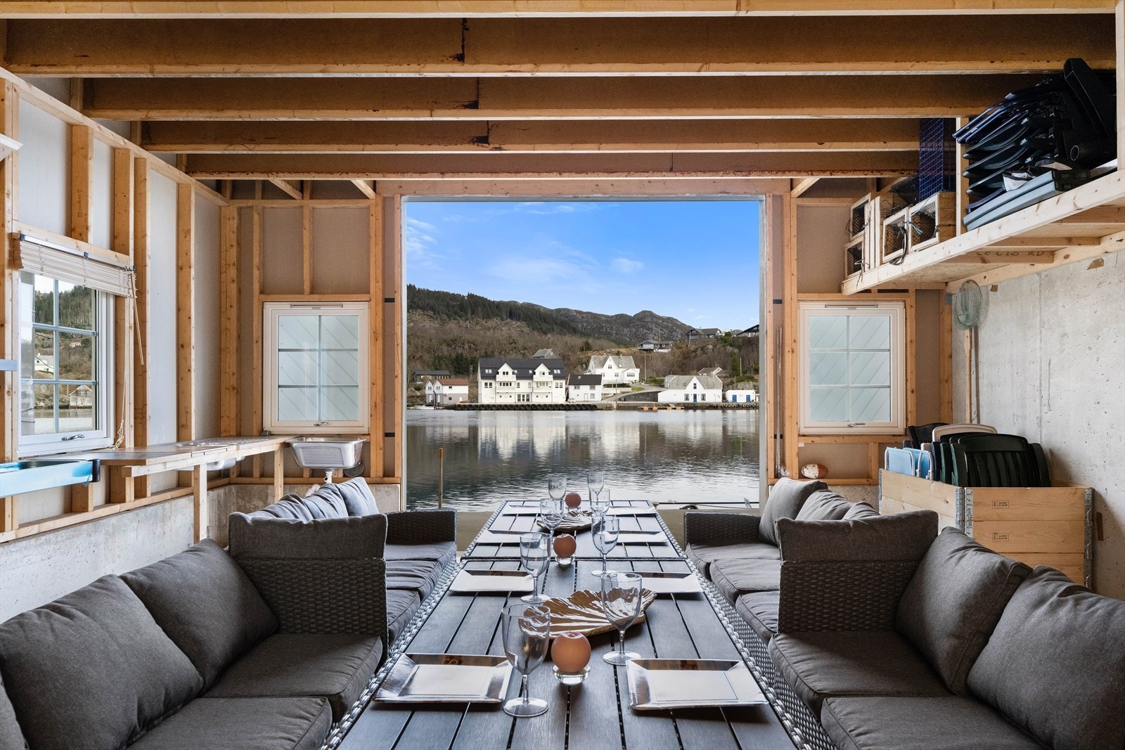 Dekk langbord og inviter på rekefest eller krabbelag Galleribilde