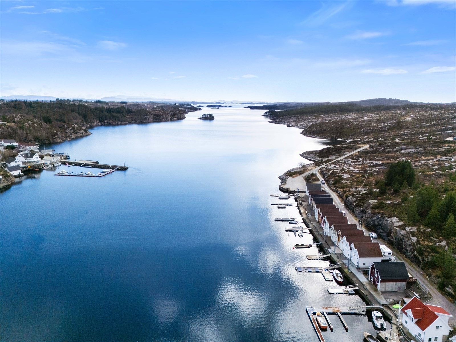 Den korte avstanden fra Øygarden generelt, samt Bergen, gjør det enkelt å bruke naustet, selv etter jobb i hverdagene Galleribilde