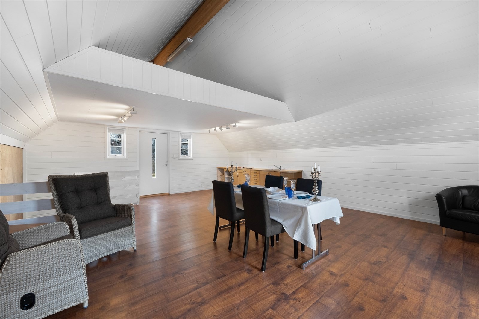 Selger opplyser om at naustet er isolert i 1.etasje. Galleribilde