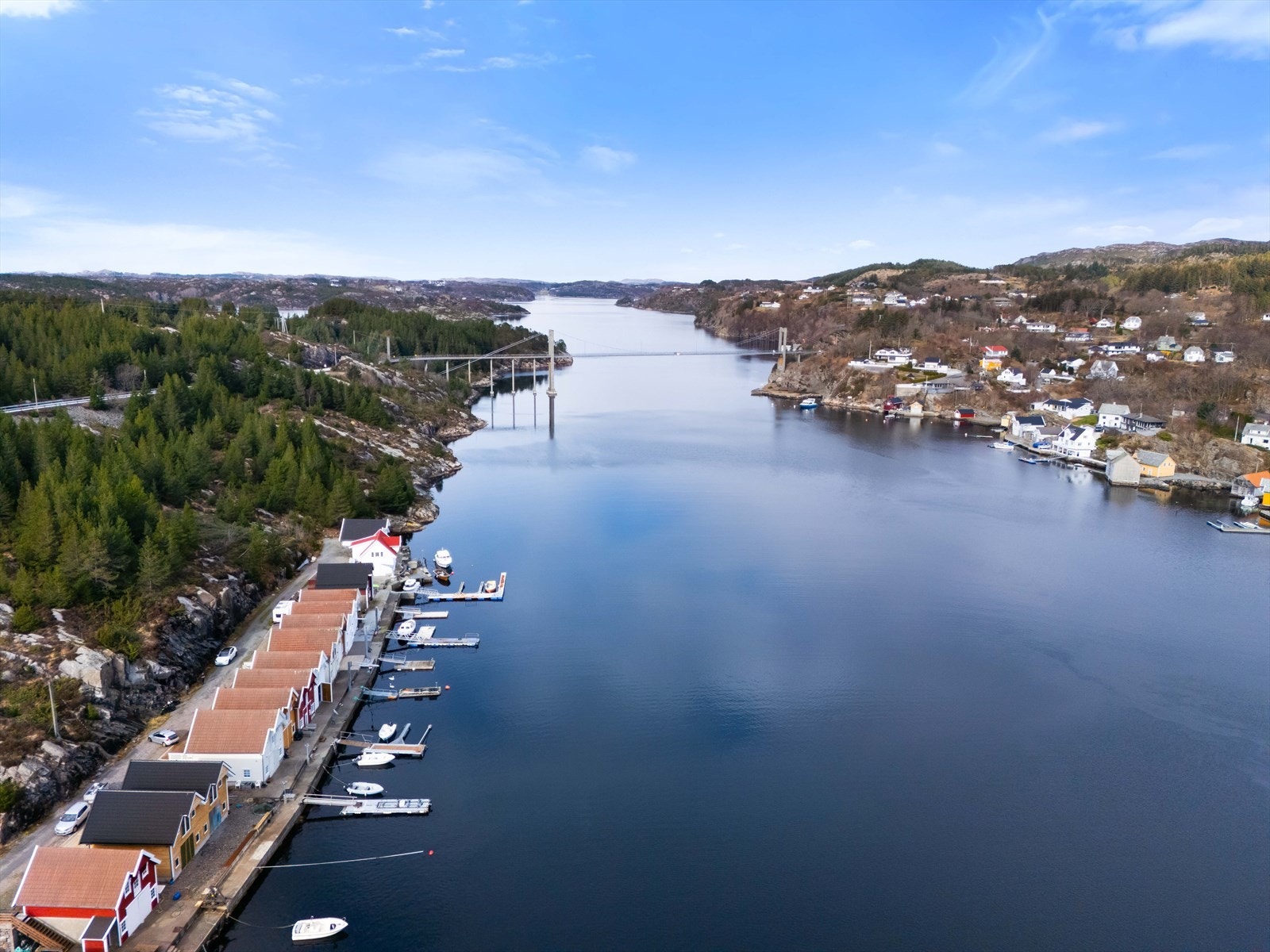 Praktisk plassering med kjørevei helt til naustet Galleribilde