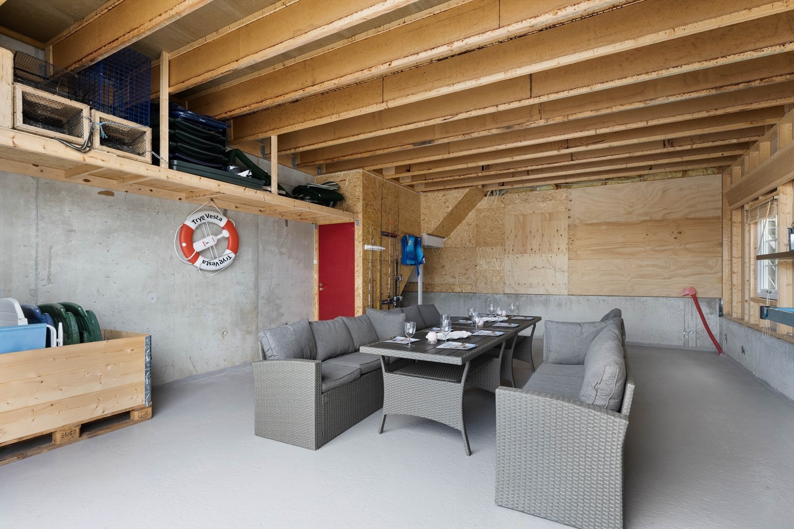 Gode lagringsmuligheter i hylle mot tak Galleribilde