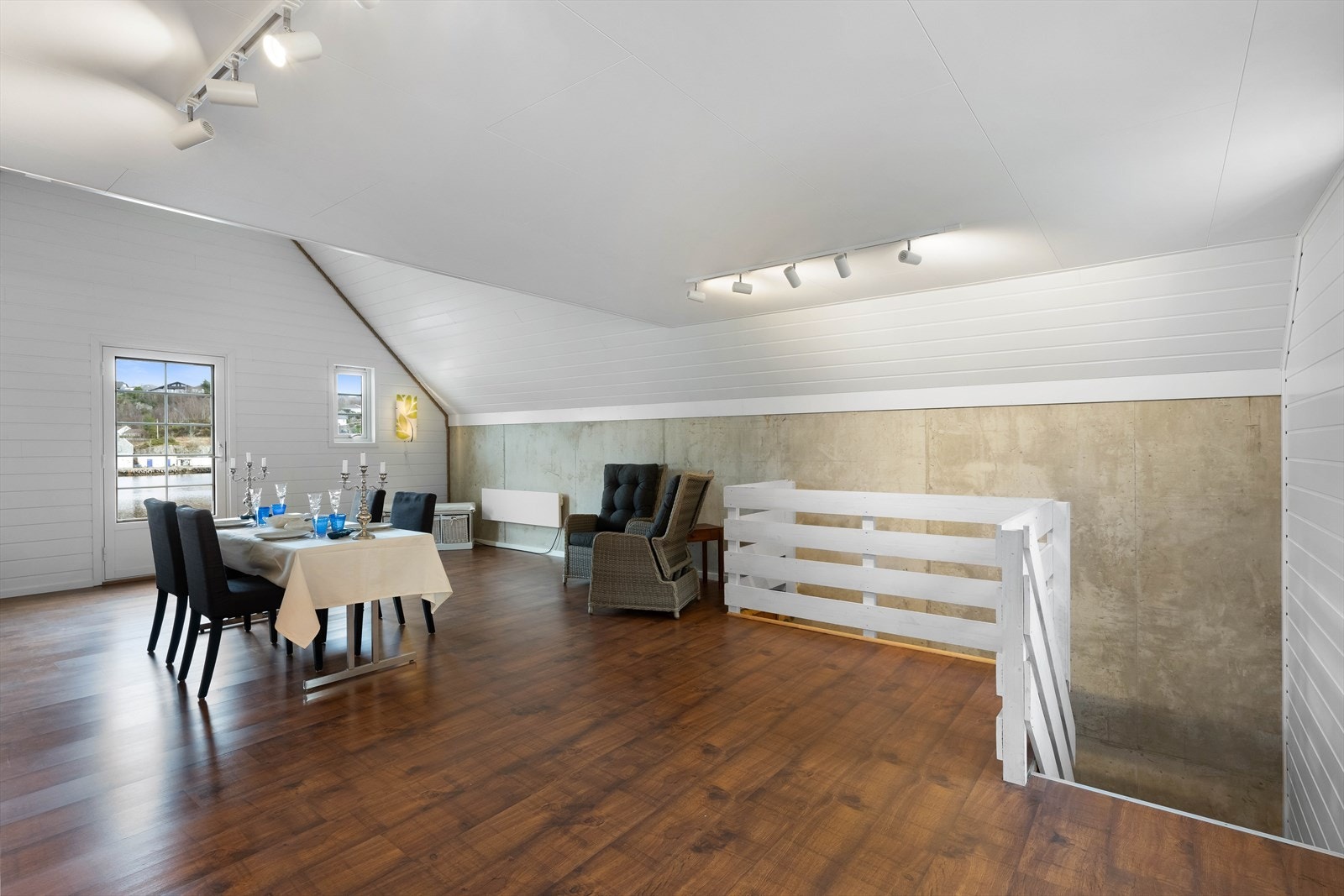 Trapp direkte ned til naustrom Galleribilde